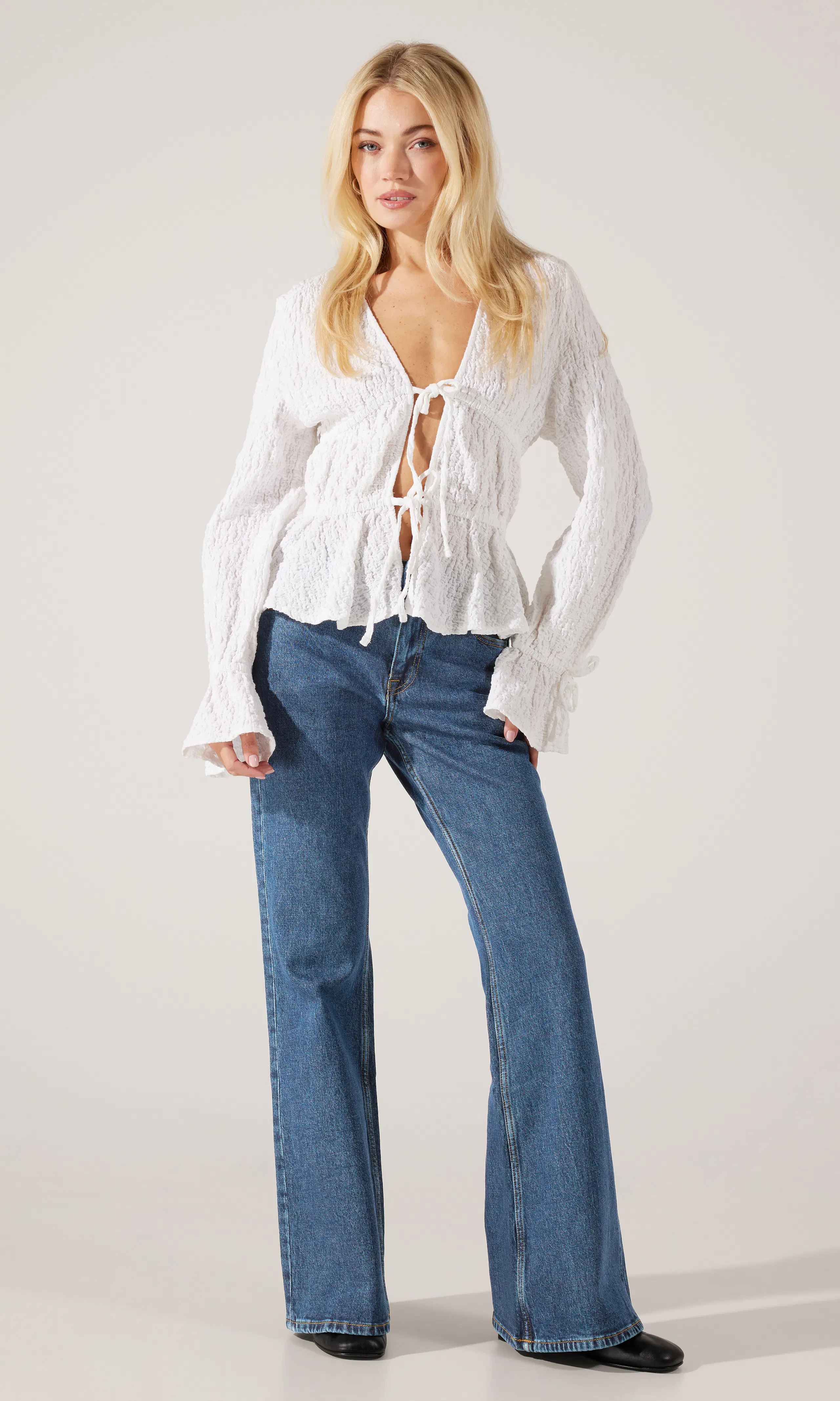 Elba Mid Bootcut Mörkblå Jeans. Front 1. Model.