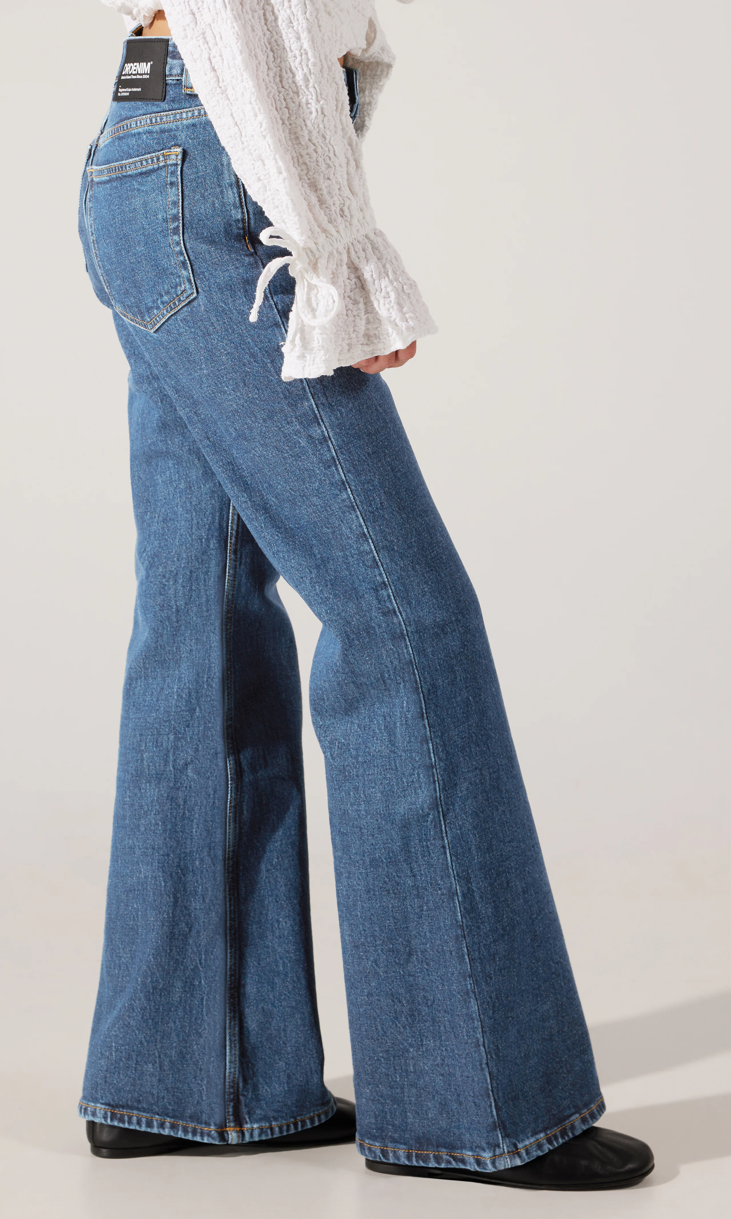 Elba Mid Bootcut Mörkblå Jeans. Front 2. Model.