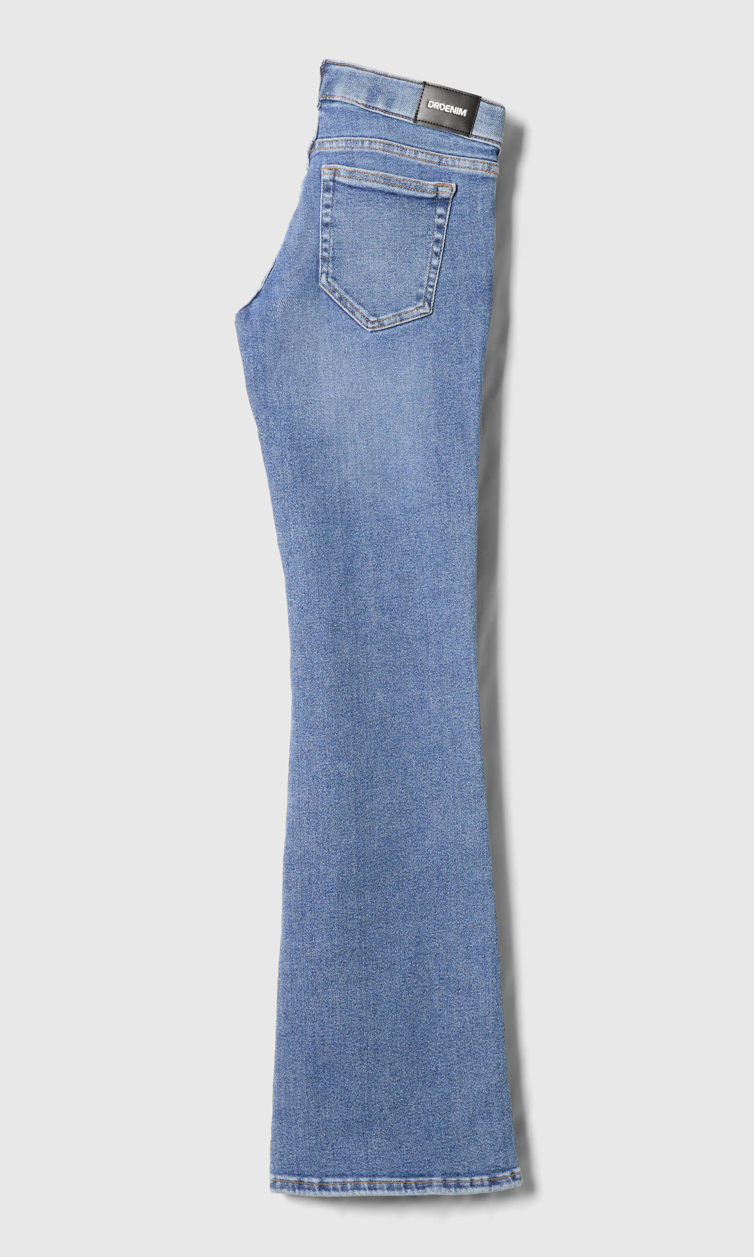 Kily Low Bootcut Medium Blå Jeans. Back. Flat.