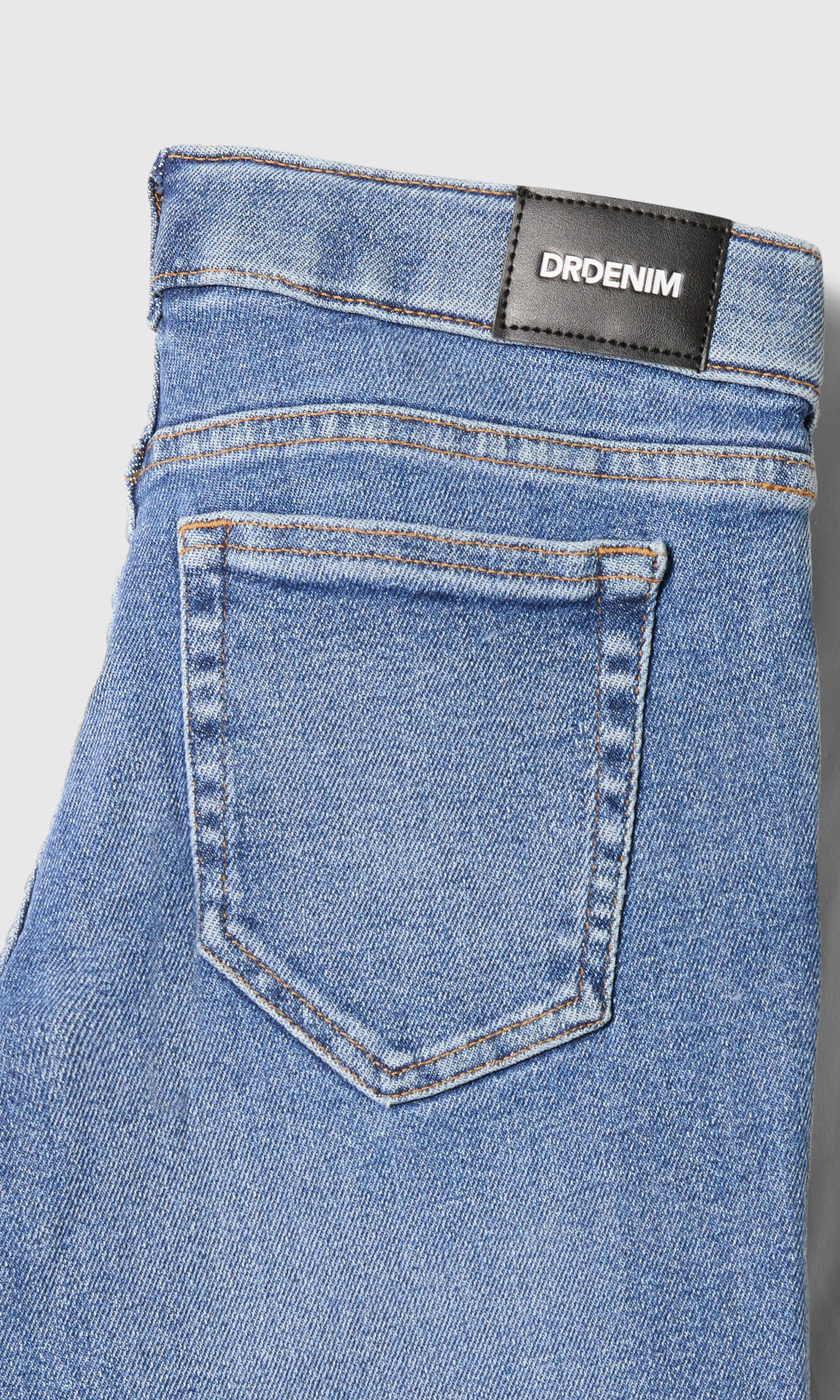 Kily Low Bootcut Medium Blå Jeans. Detail 1. Flat.