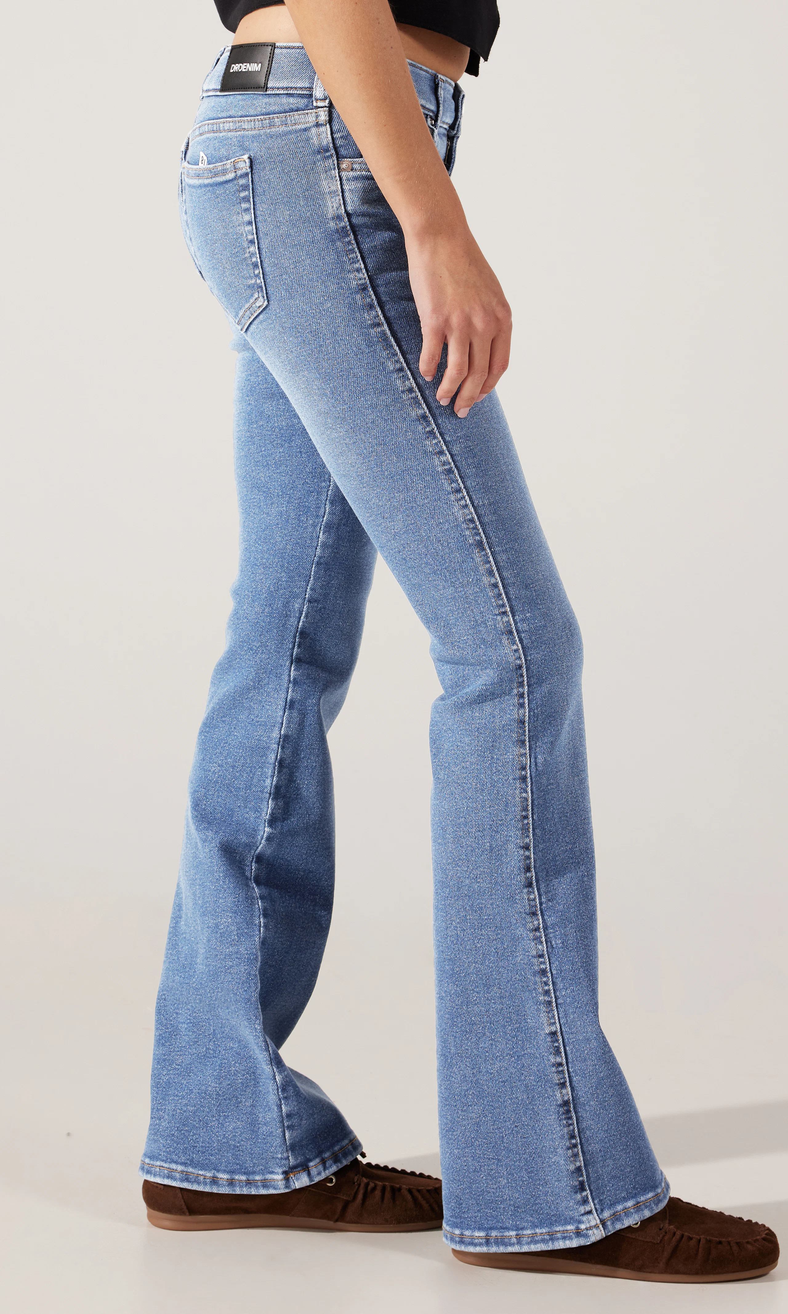 Kily Low Bootcut Medium Blå Jeans. Front 2. Model.