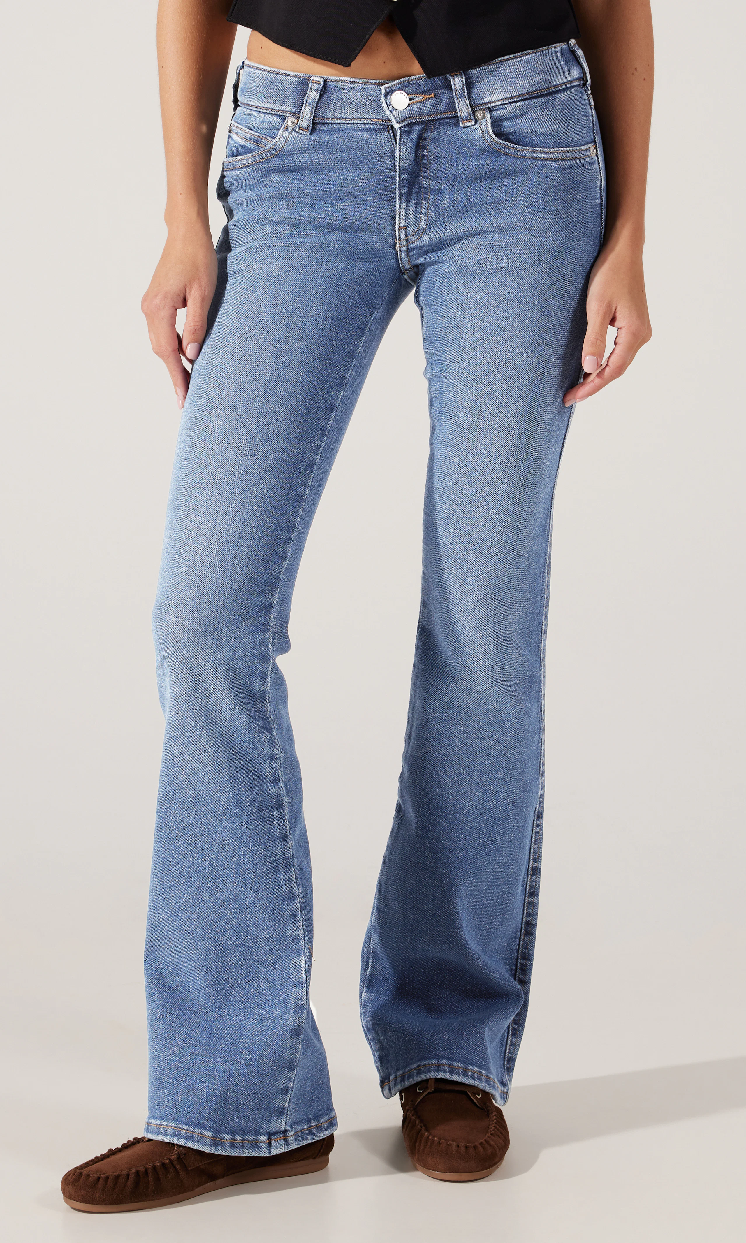 Kily Low Bootcut Medium Blå Jeans. Front. Model.