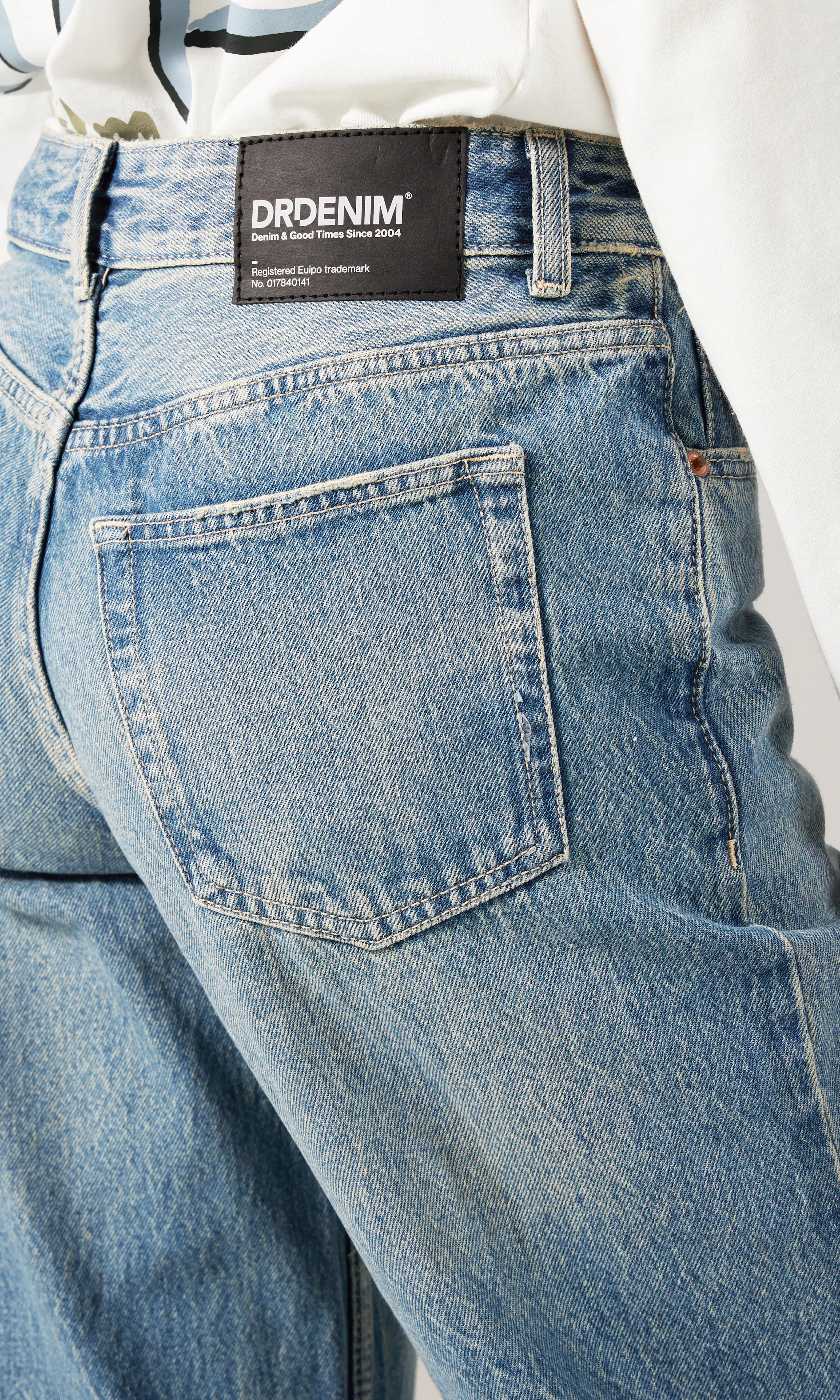 Rhue Low Wide Jeans. Detail 1. Model.
