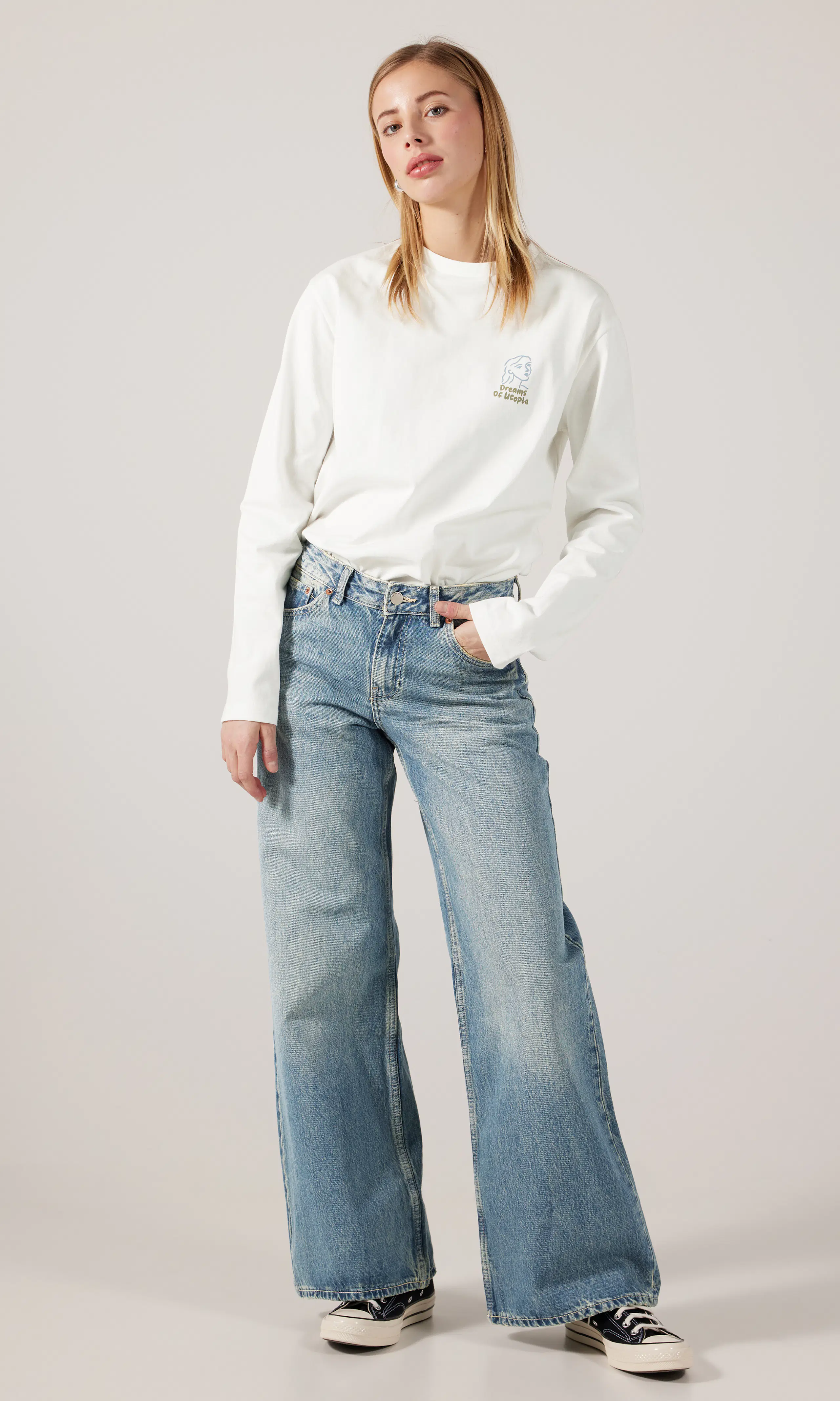 Rhue Low Wide Jeans. Front 1. Model.
