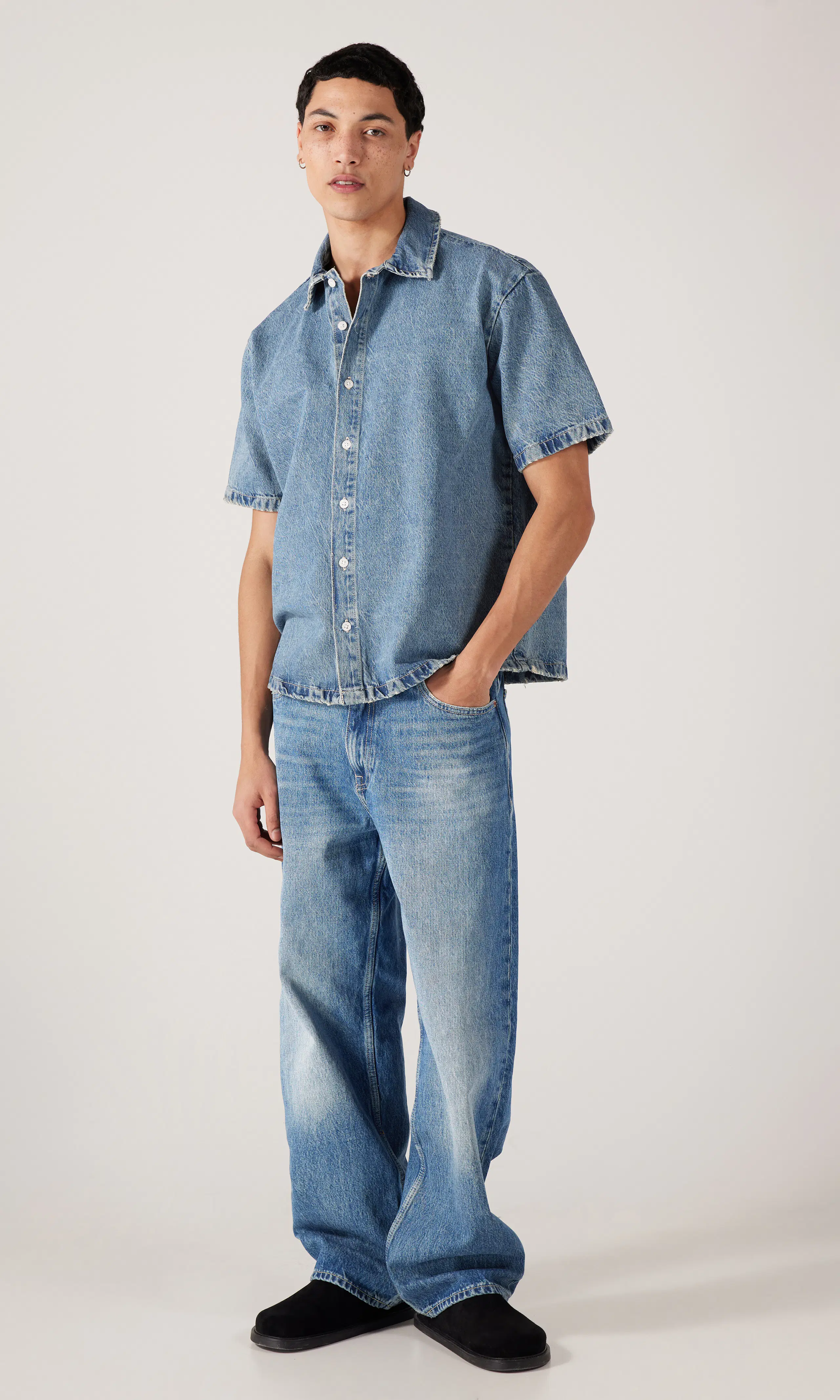 Kye Kortermet Denim Skjorte. Front 1. Model.