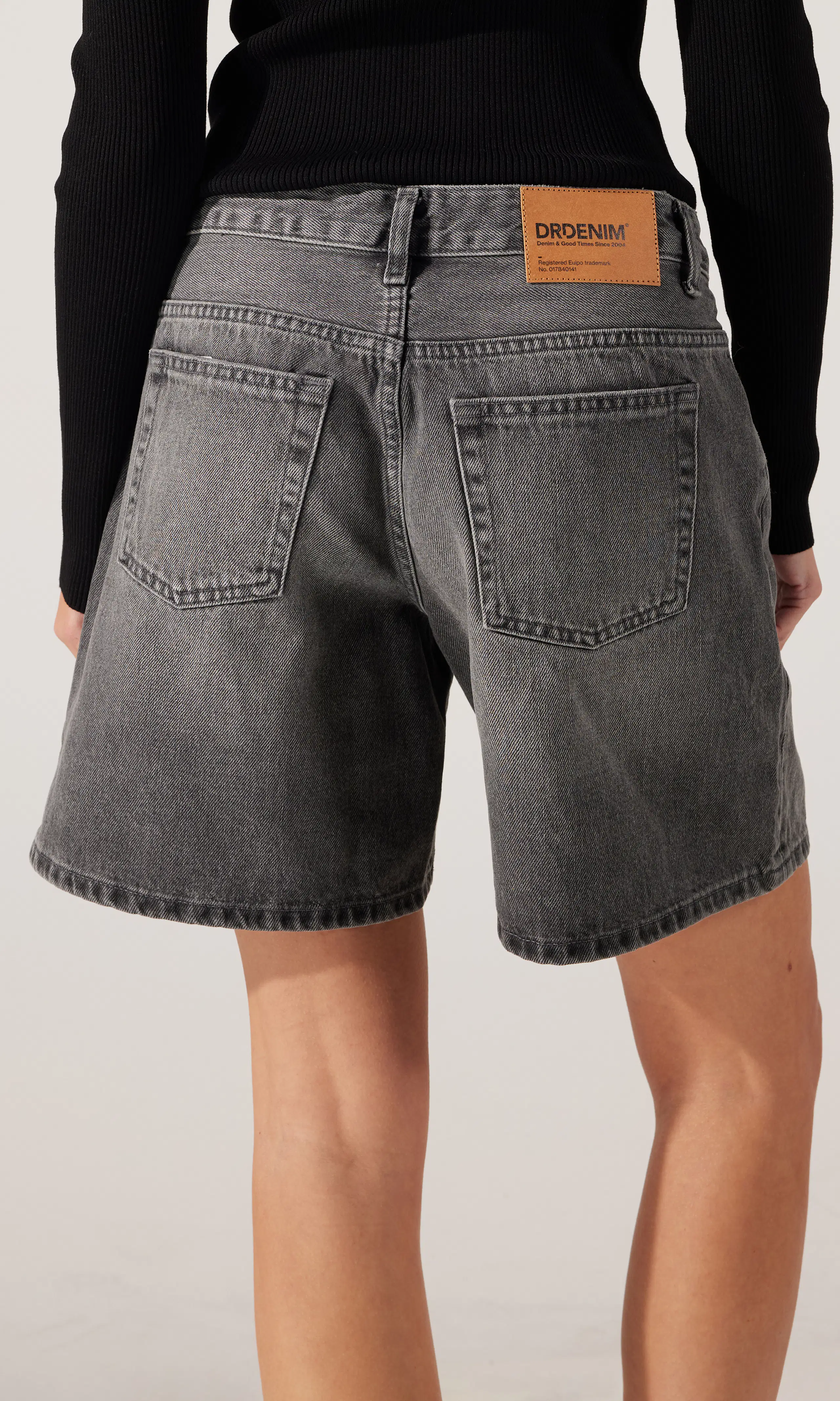 Hill Grå Denim Shorts. Back. Model.
