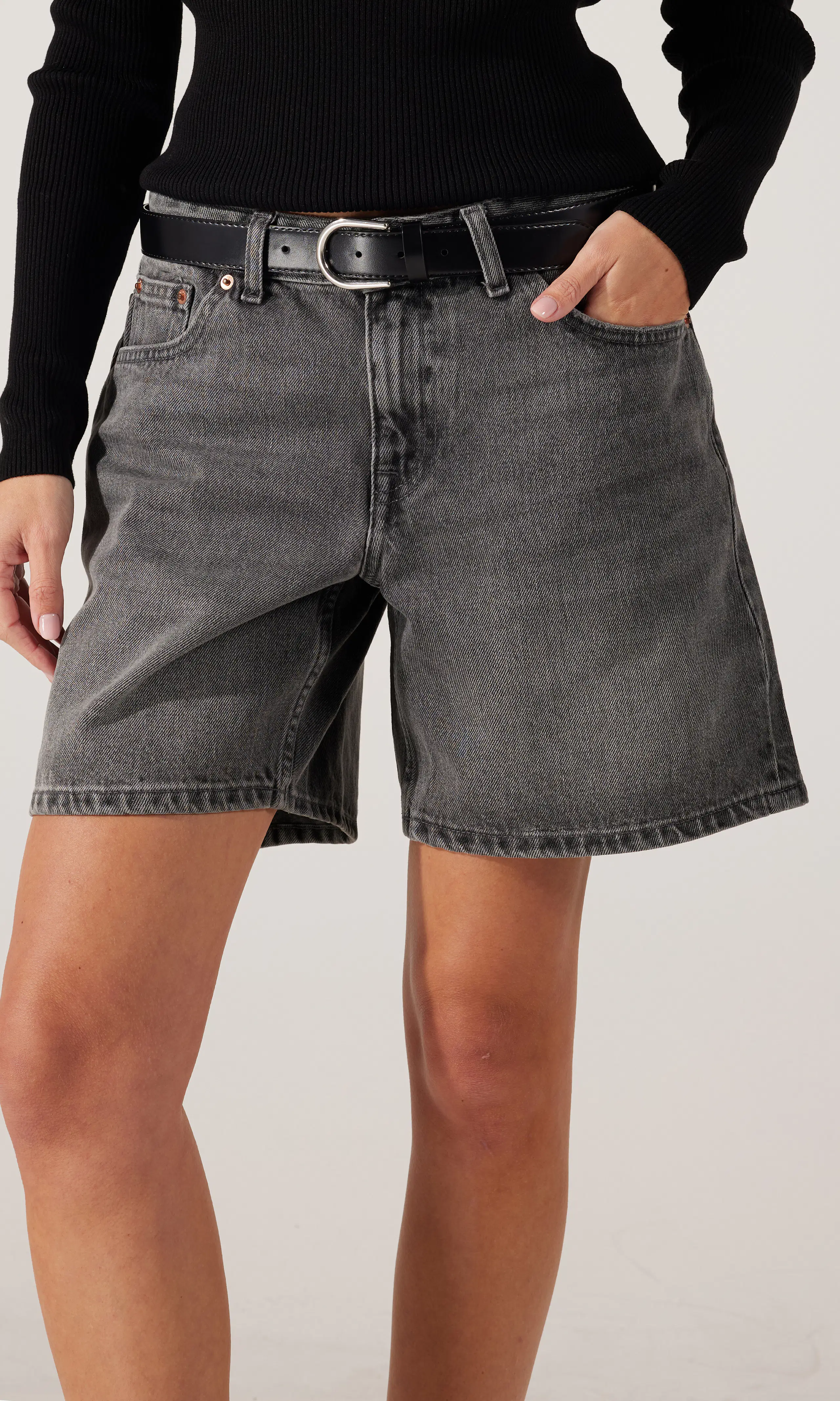 Hill Grå Denim Shorts. Front. Model.