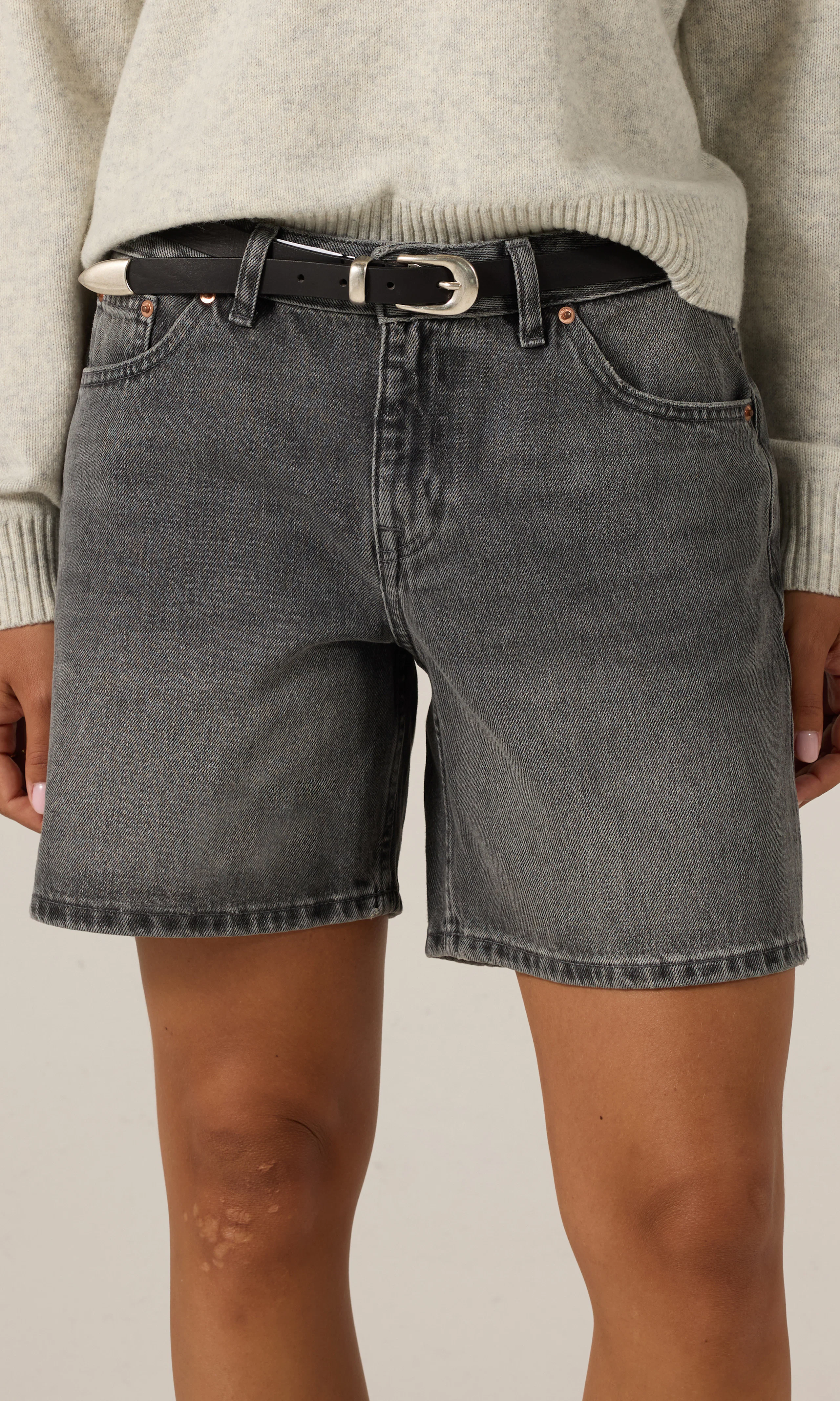 Hill Grå Denim Shorts. Front. Model.