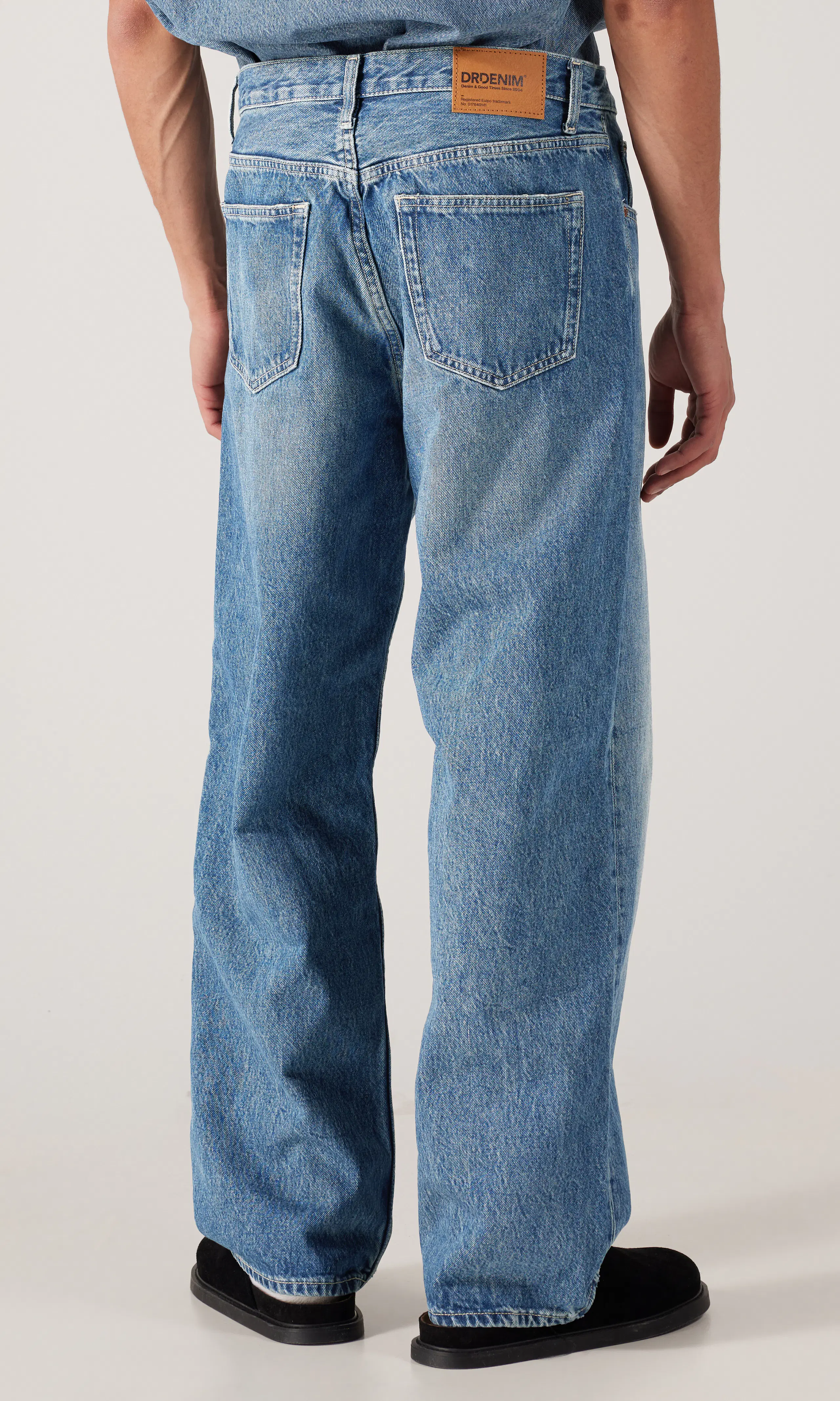 Omar Relaxed Medium Blå Jeans. Back. Model.
