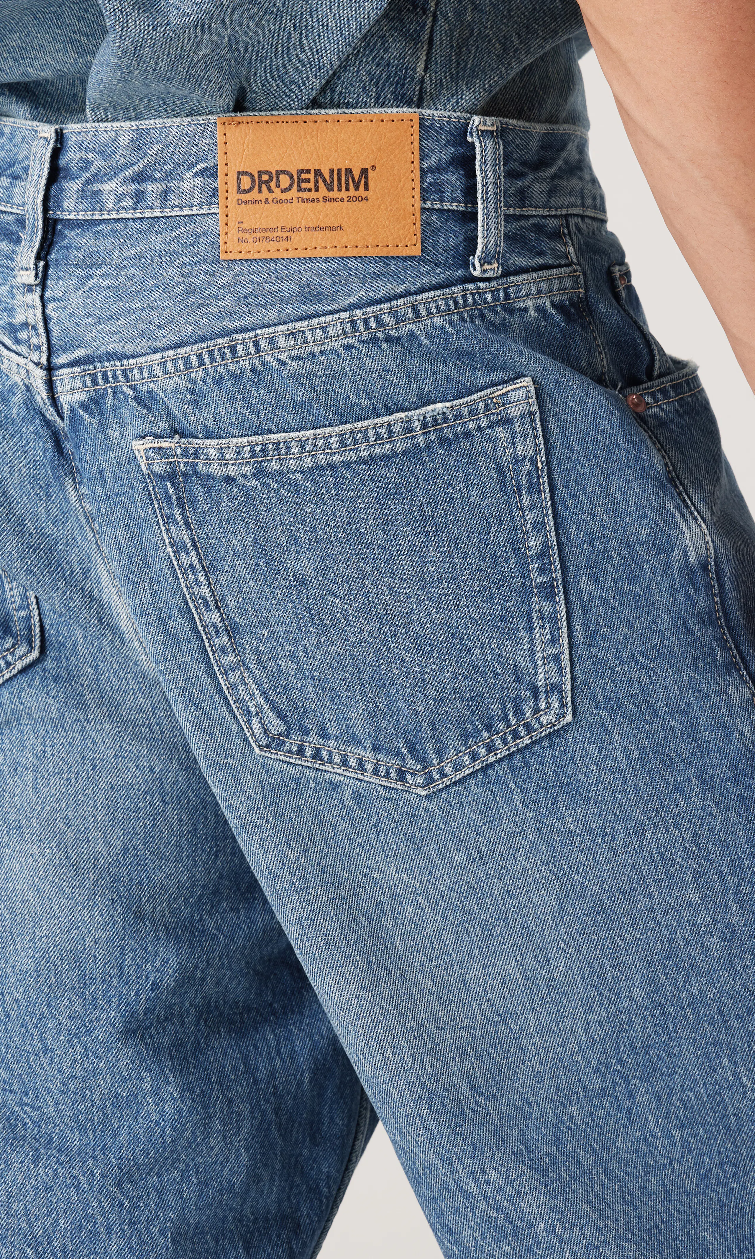 Omar Relaxed Medium Blå Jeans. Detail 1. Model.