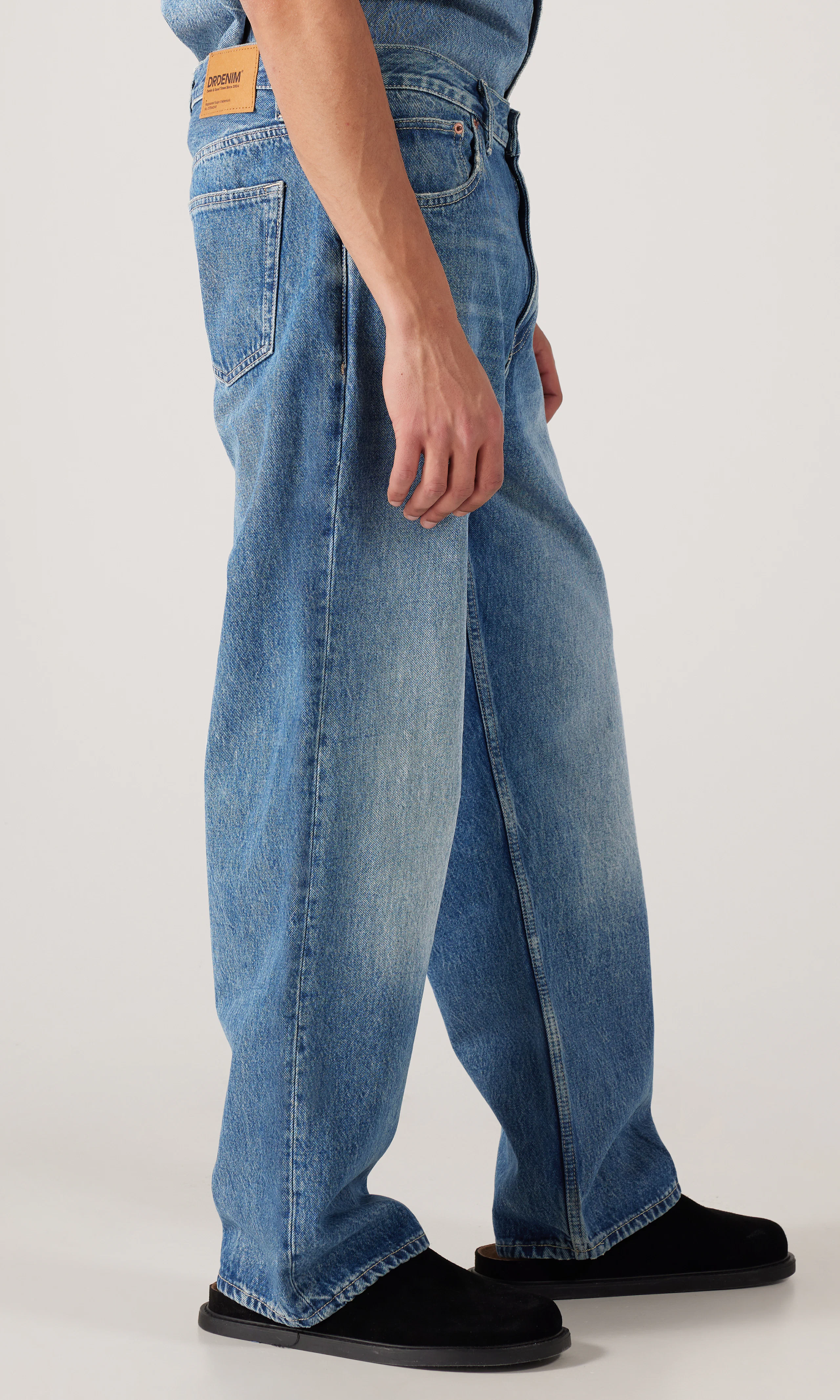 Omar Relaxed Medium Blå Jeans. Front 2. Model.