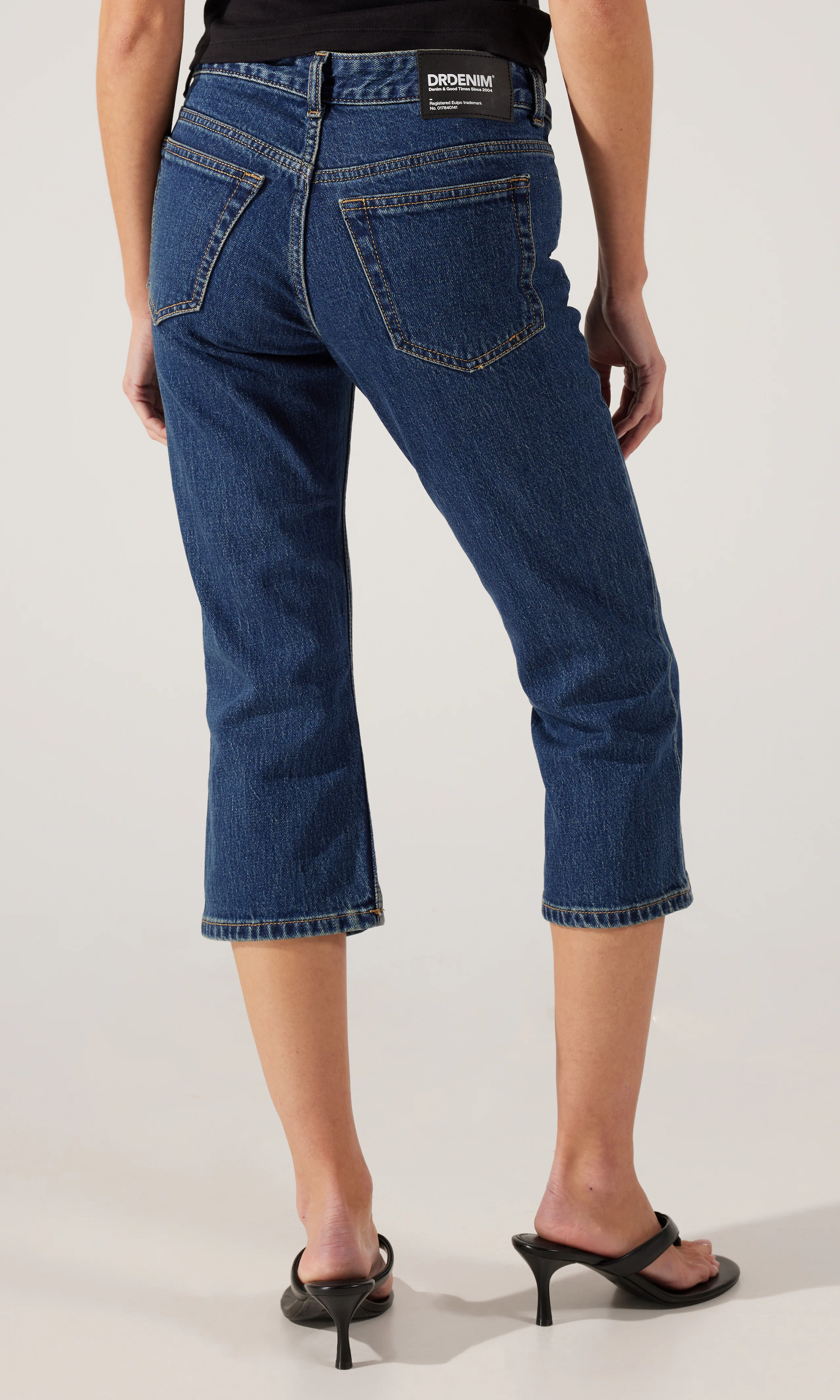 Kaya Low Capri Mörkblå Jeans. Back. Model.