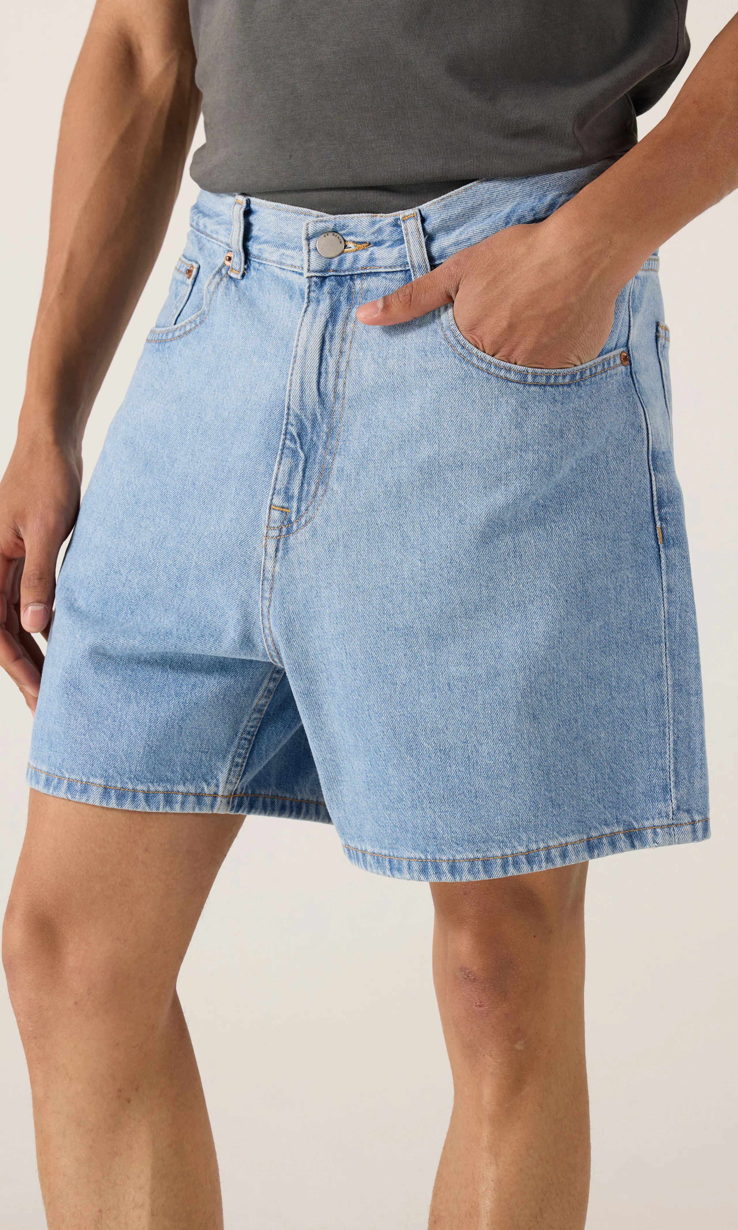 Roan Vaaleansiniset Farkkushortsit. Front. Model.