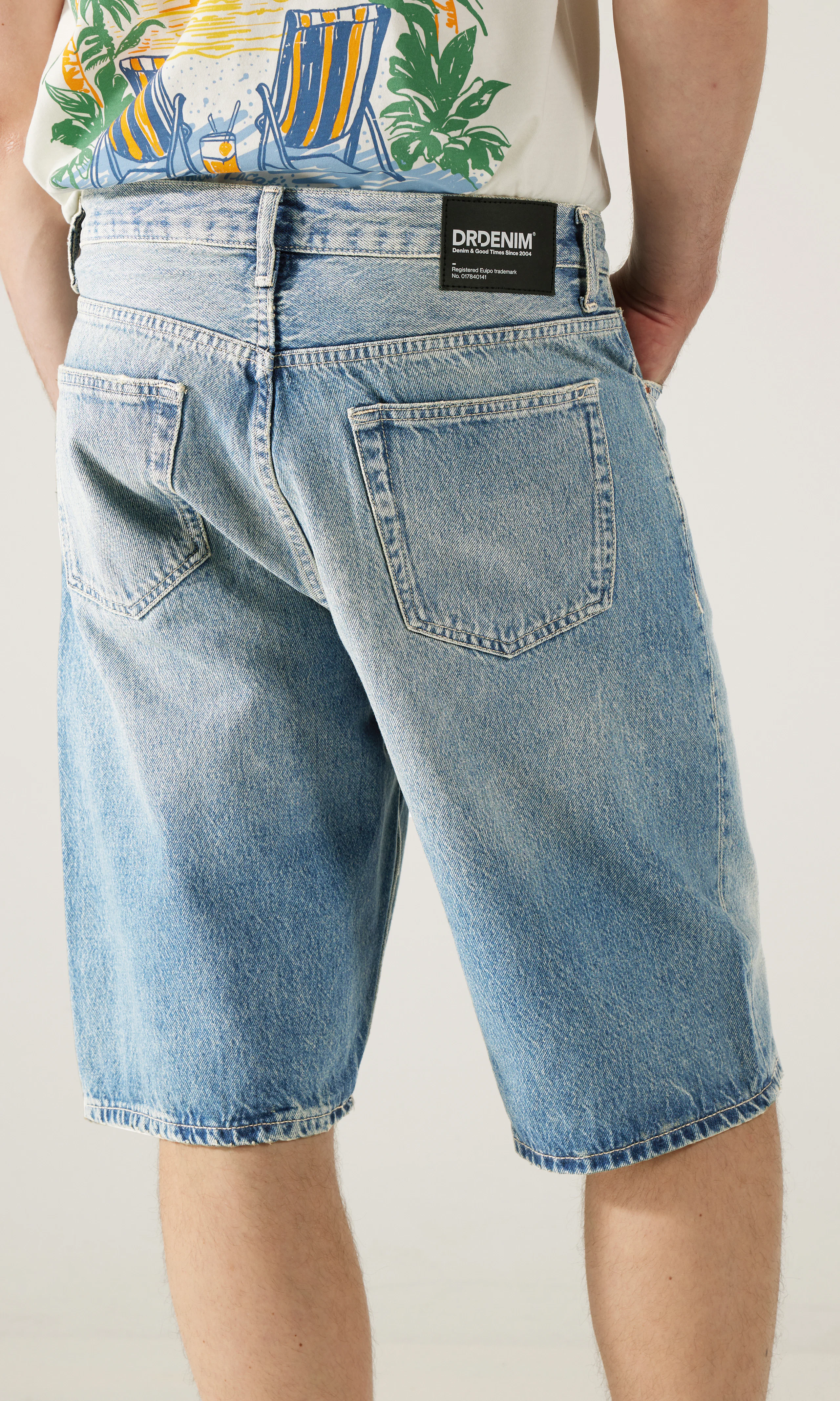 Omar Lys Blå Shorts. Back. Model.