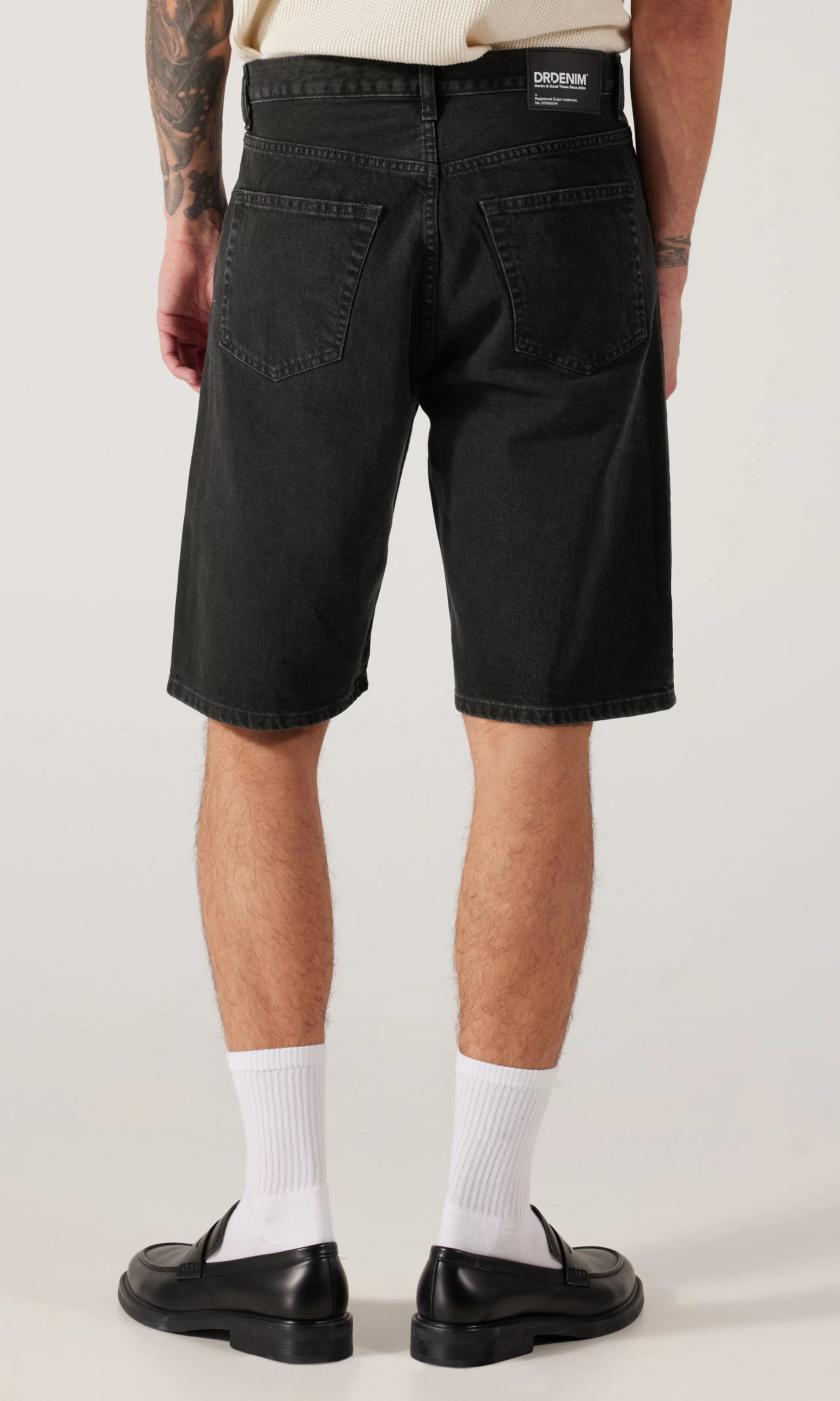 Omar Svarta Shorts. Back. Model.
