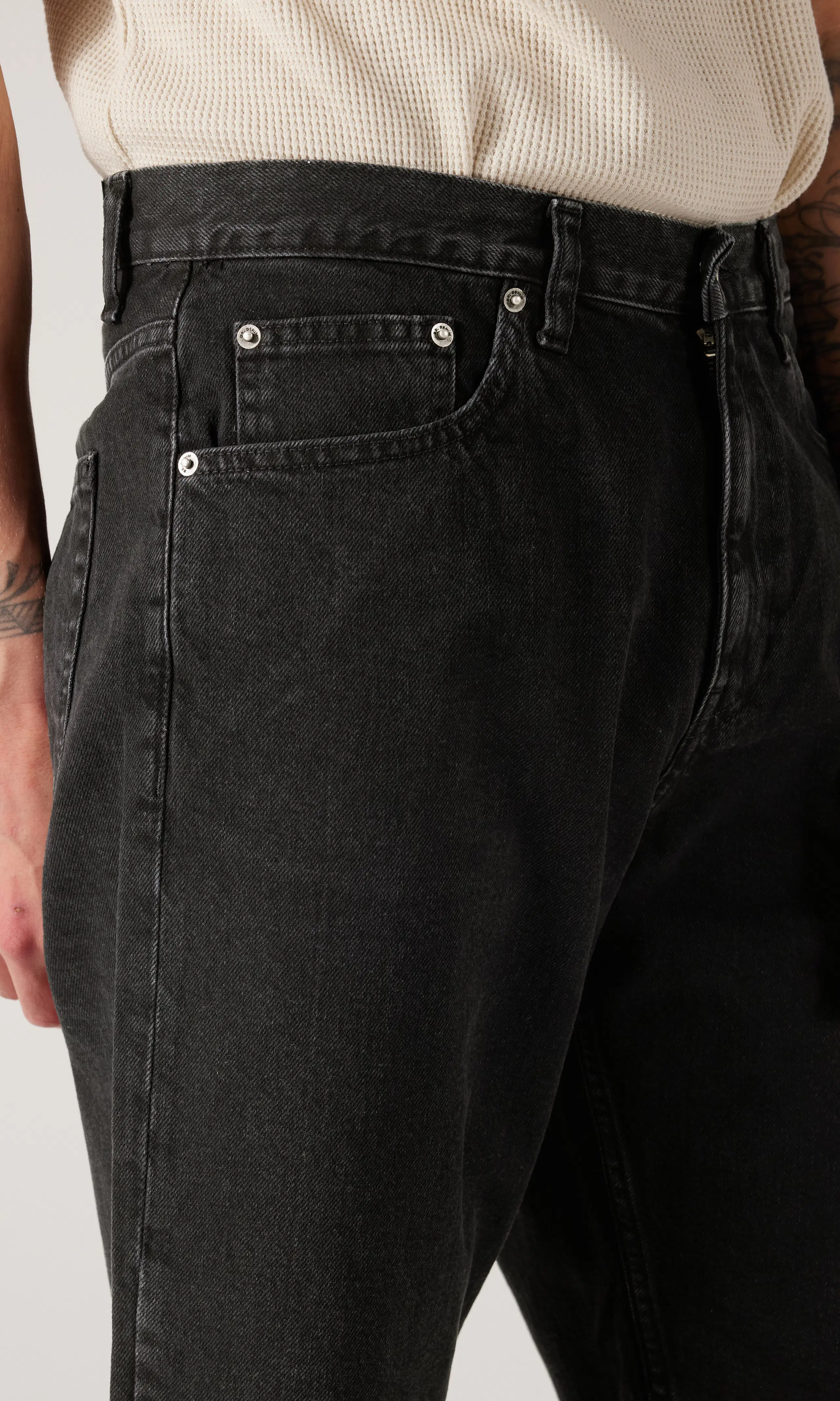 Omar Svarta Shorts. Detail 1. Model.