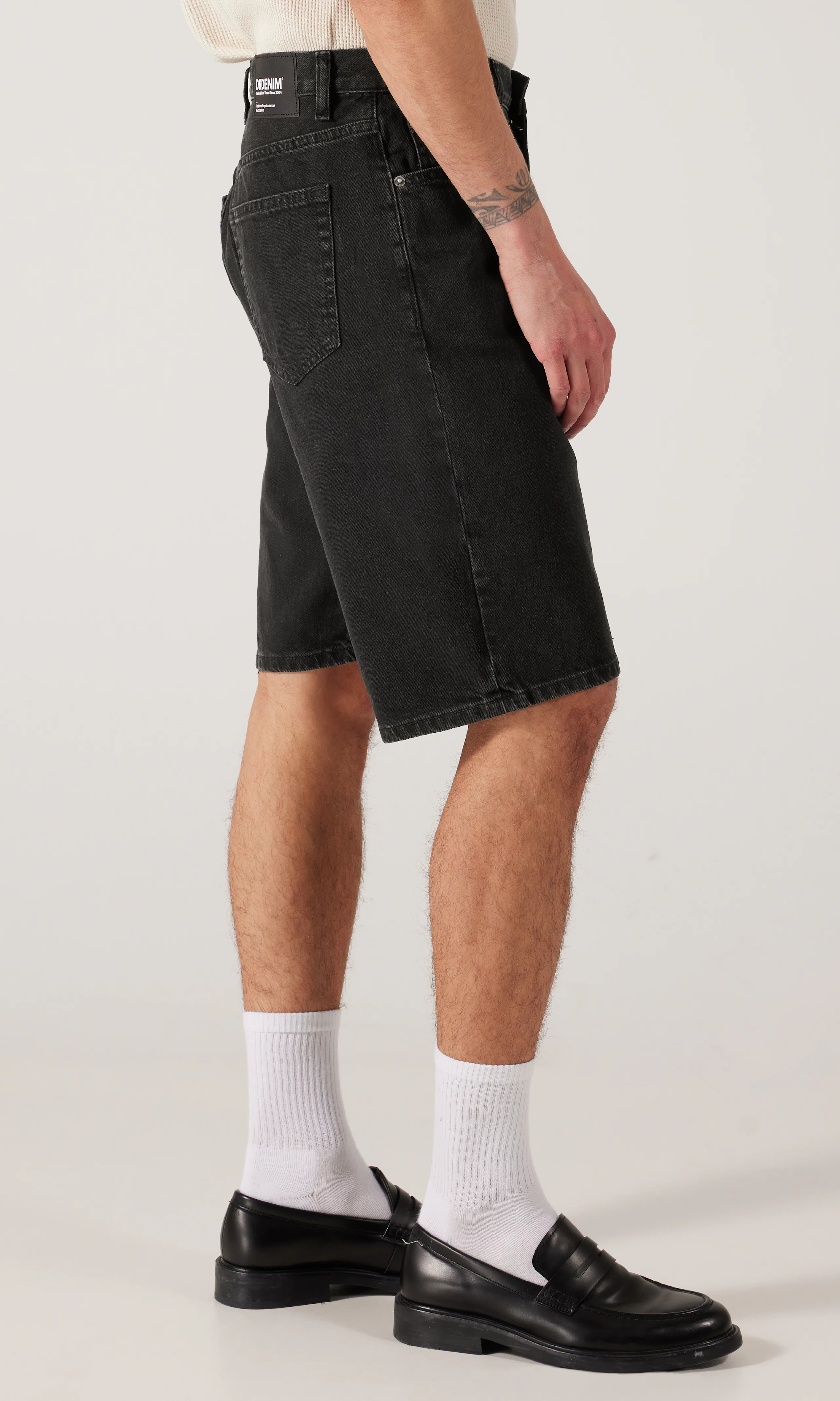 Omar Svarta Shorts. Front 2. Model.