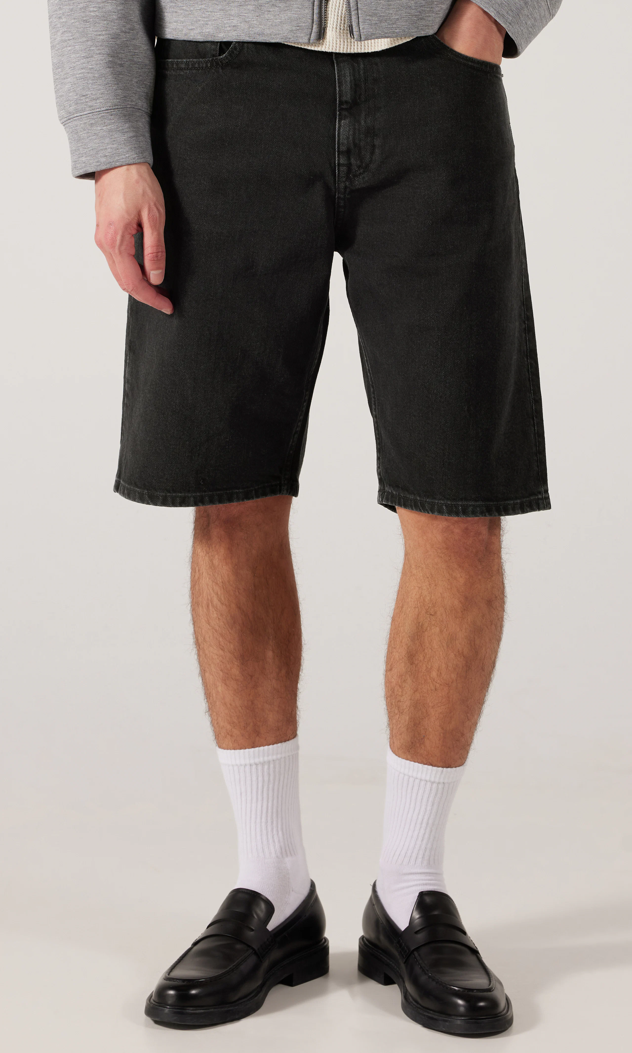 Omar Svarta Shorts. Front. Model.