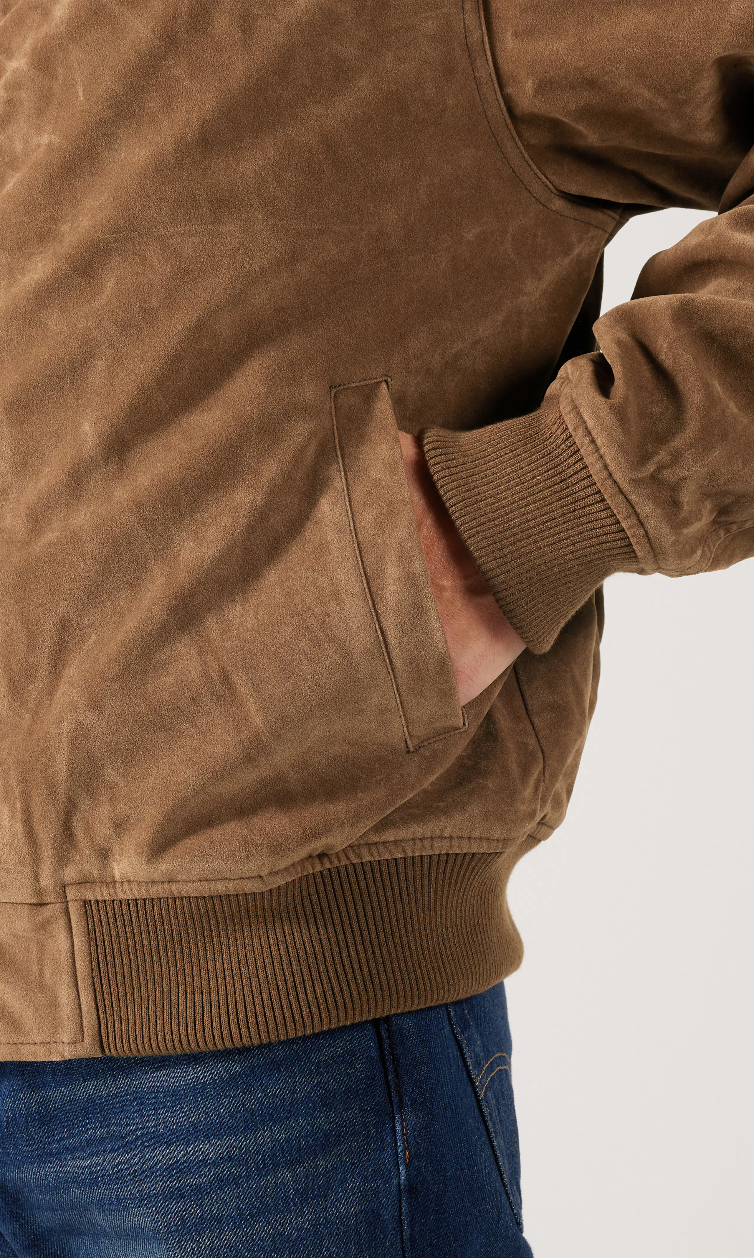 Eric Faux Suede Brun Skinnjacka. Detail 1. Model.