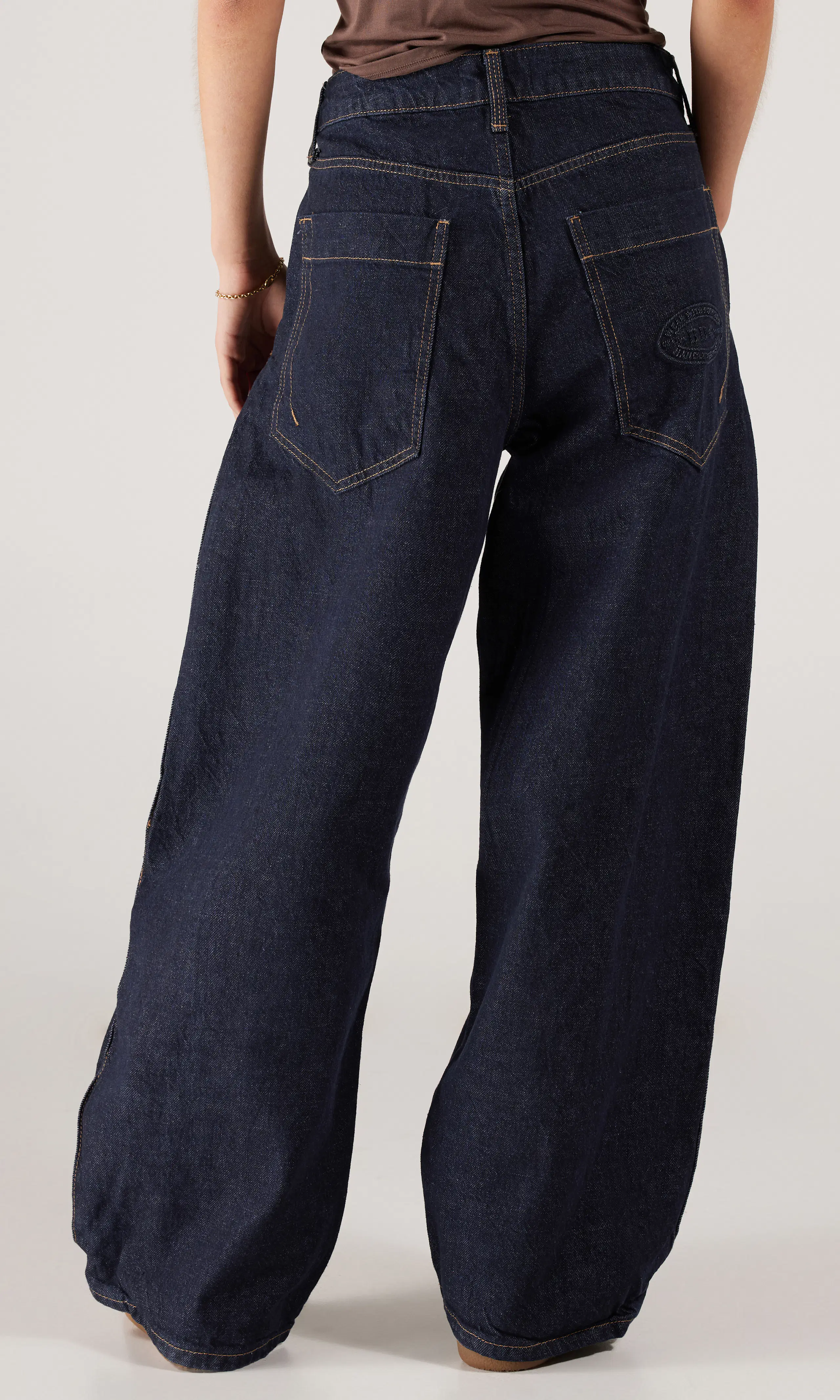 Jaya Mørk Blå Jeans. Back. Model.