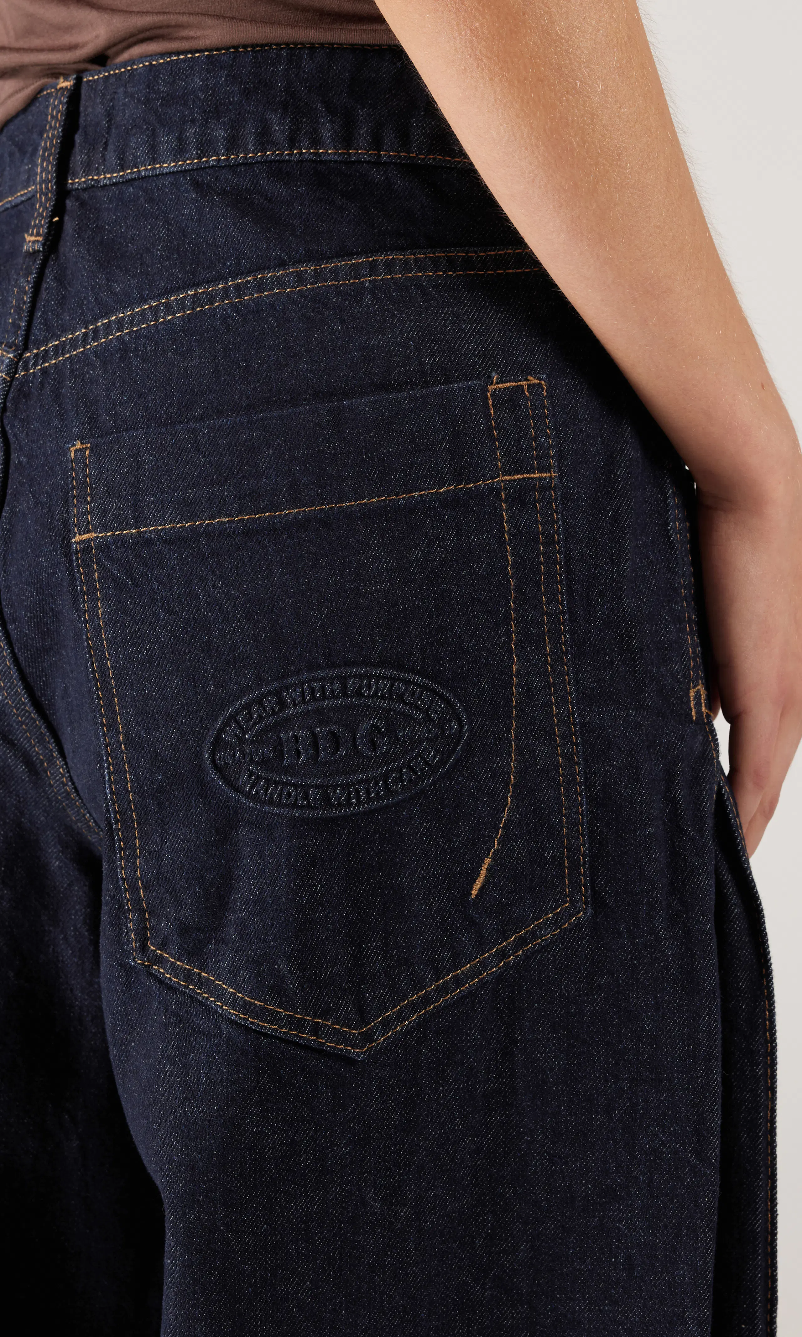 Jaya Mørk Blå Jeans. Detail 1. Model.