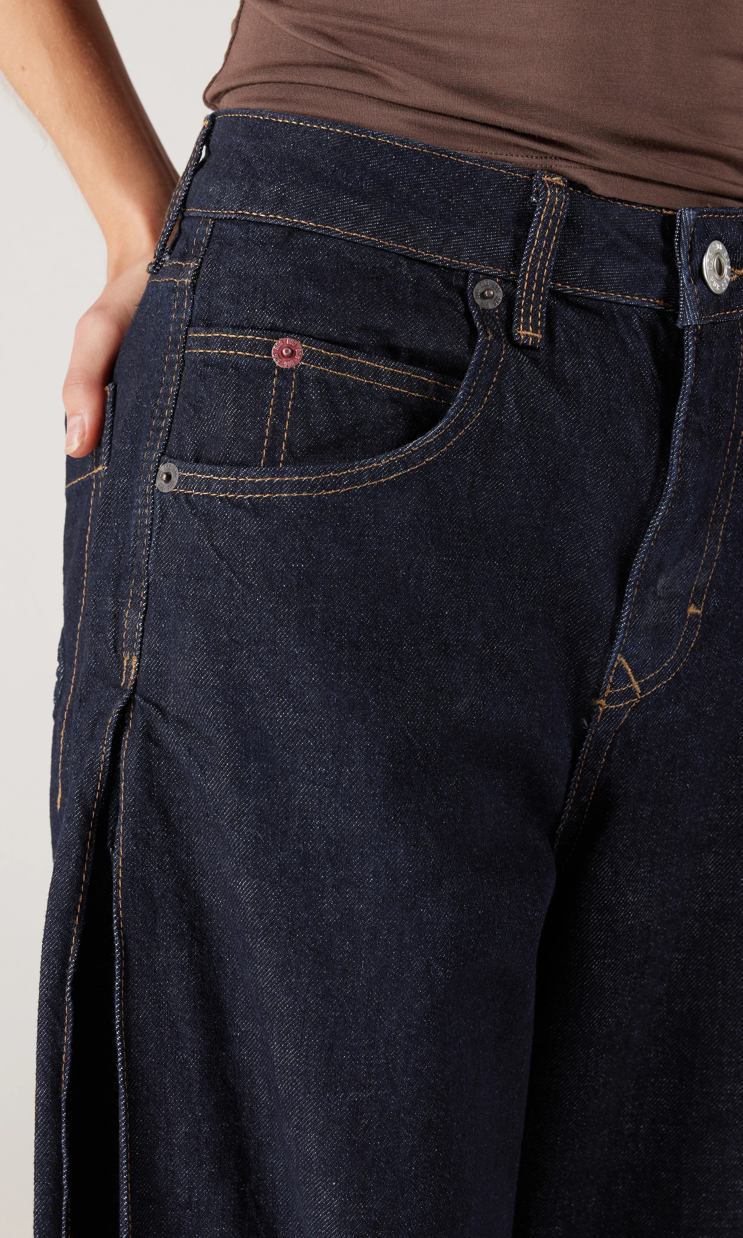 Jaya Mørk Blå Jeans. Detail 2. Model.
