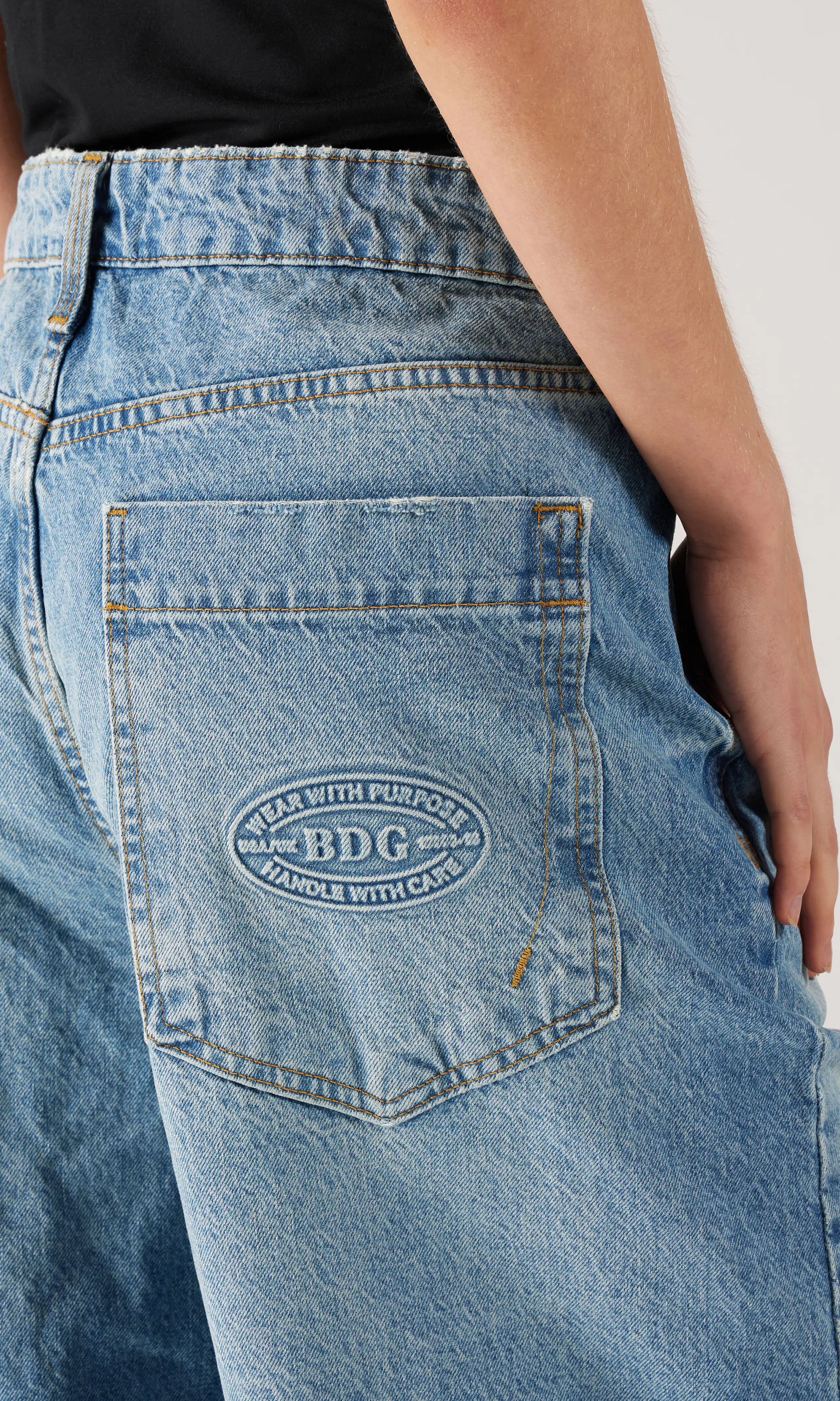 Jaya Cross Over Waist Lys Blå Jeans. Detail 2. Model.