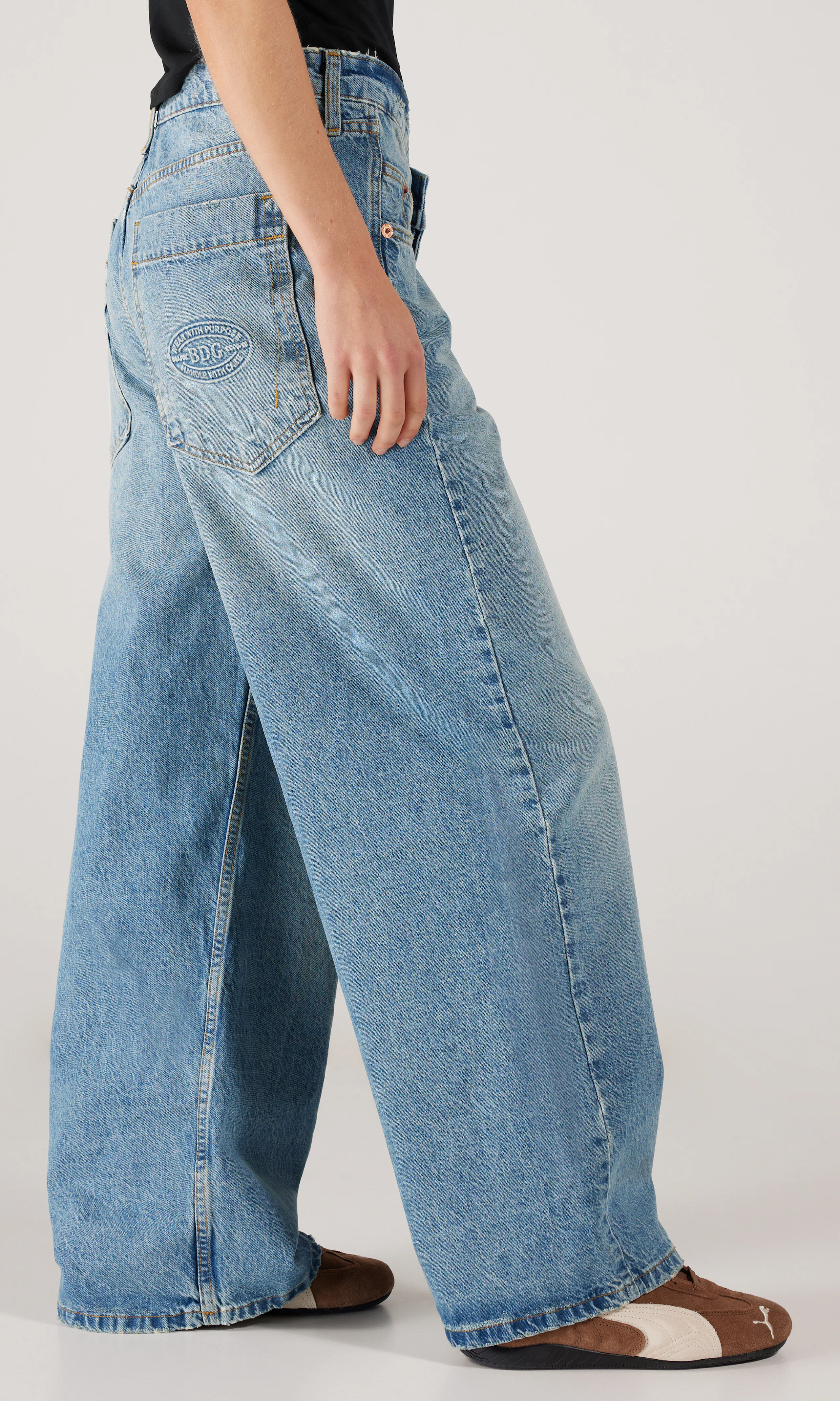 Jaya Cross Over Waist Lys Blå Jeans. Front 2. Model.