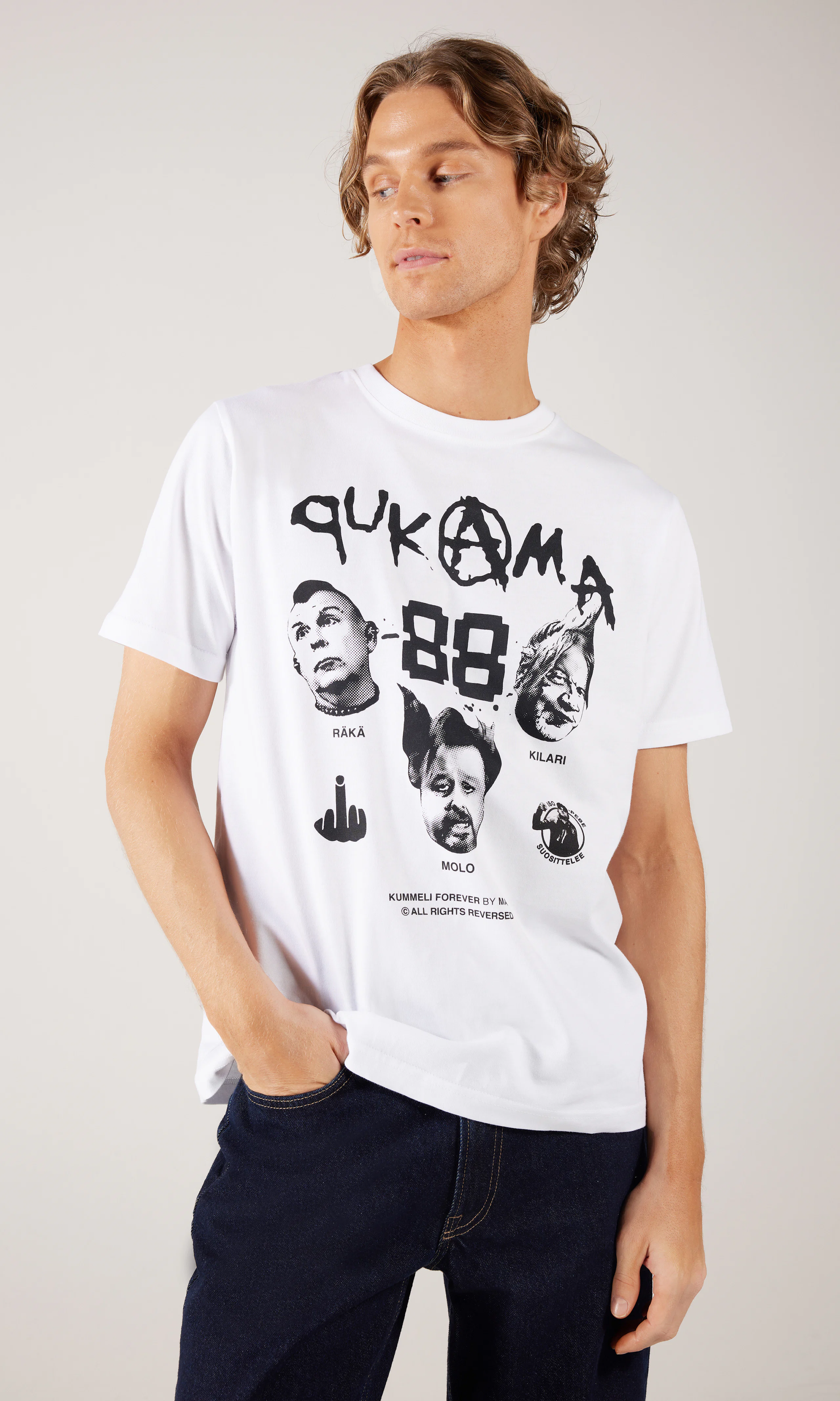 Pukama 88 Vit T-Shirt. Front. Model.