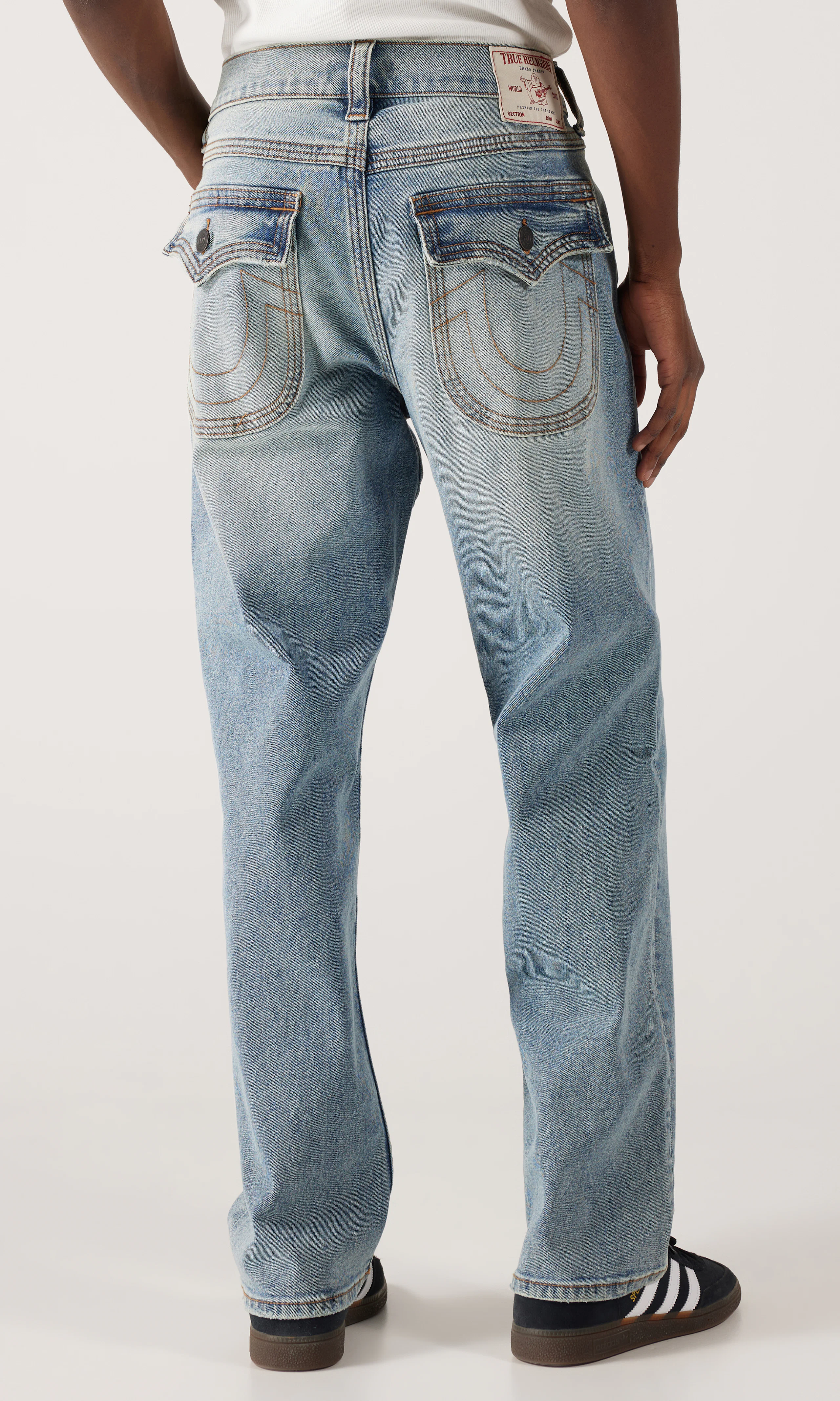 Bobby Flap Round Pocket Lys Blå Jeans. Back. Model.