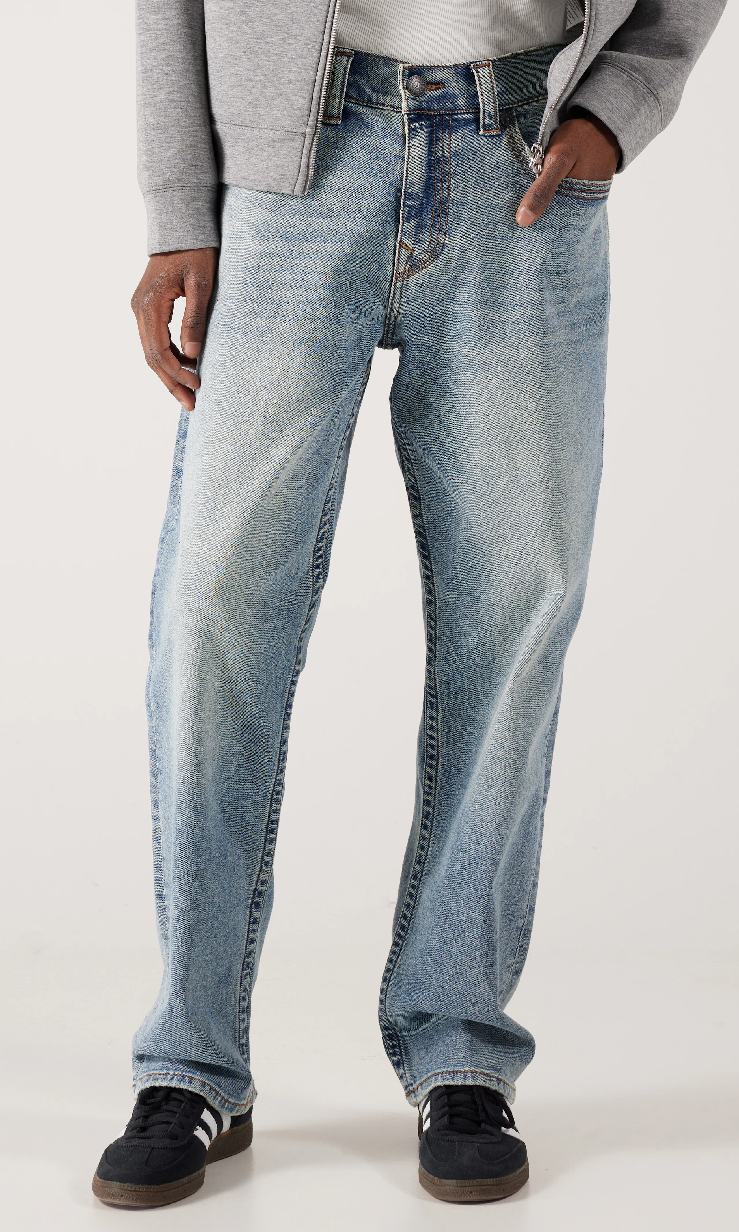 Bobby Flap Round Pocket Lys Blå Jeans. Front. Model.