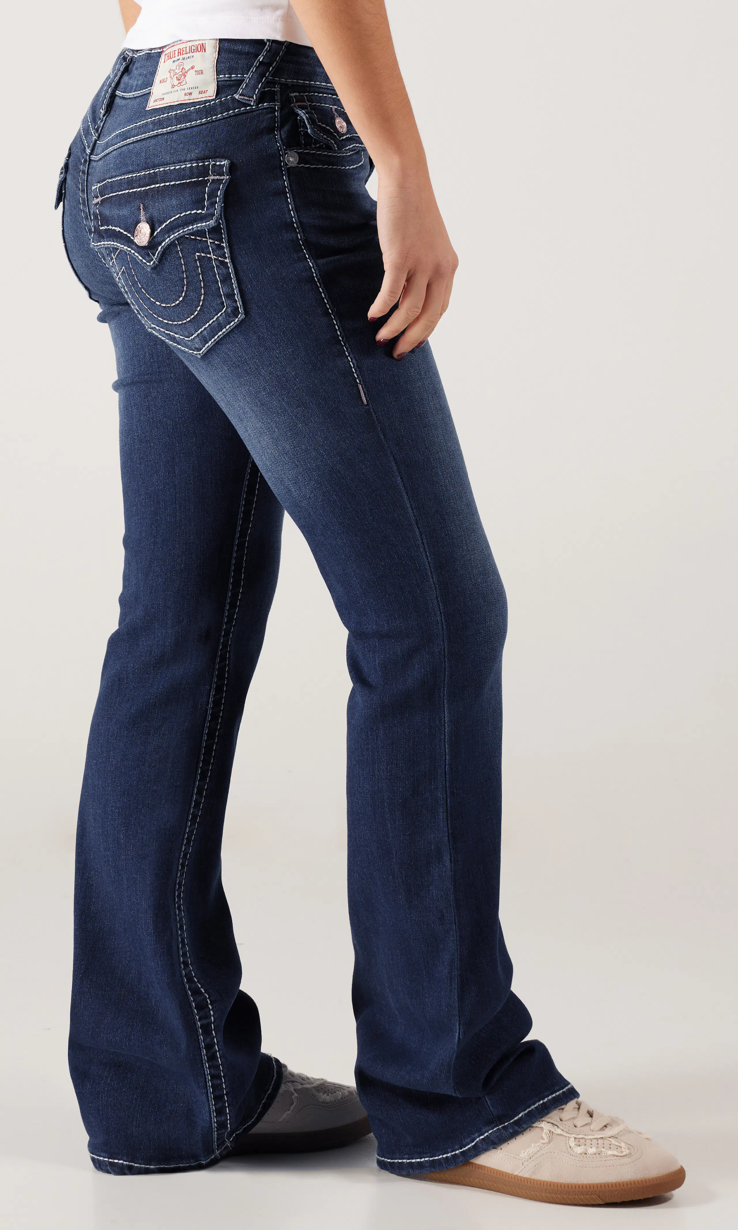 Becca Mid Rise Bootcut Flap Mörkblå Jeans. Front 2. Model.