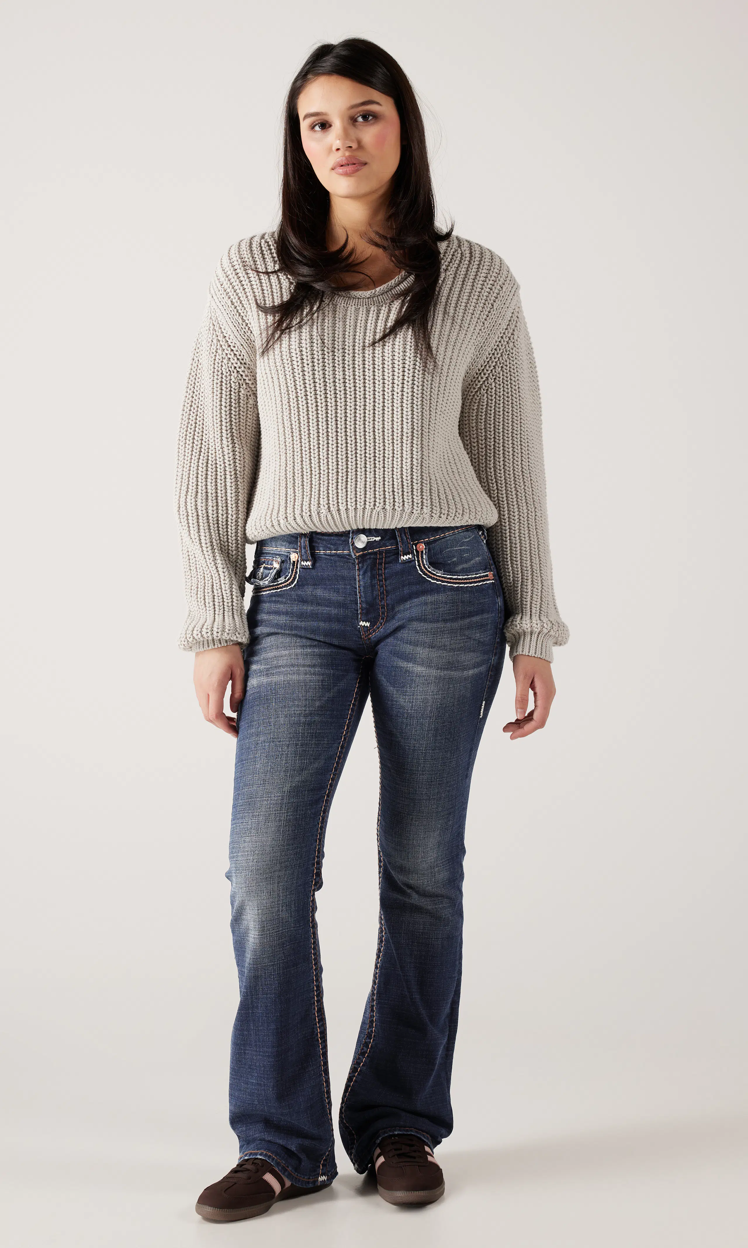 Becca Mid Rise Boot Mörkblå Jeans. Front 1. Model.