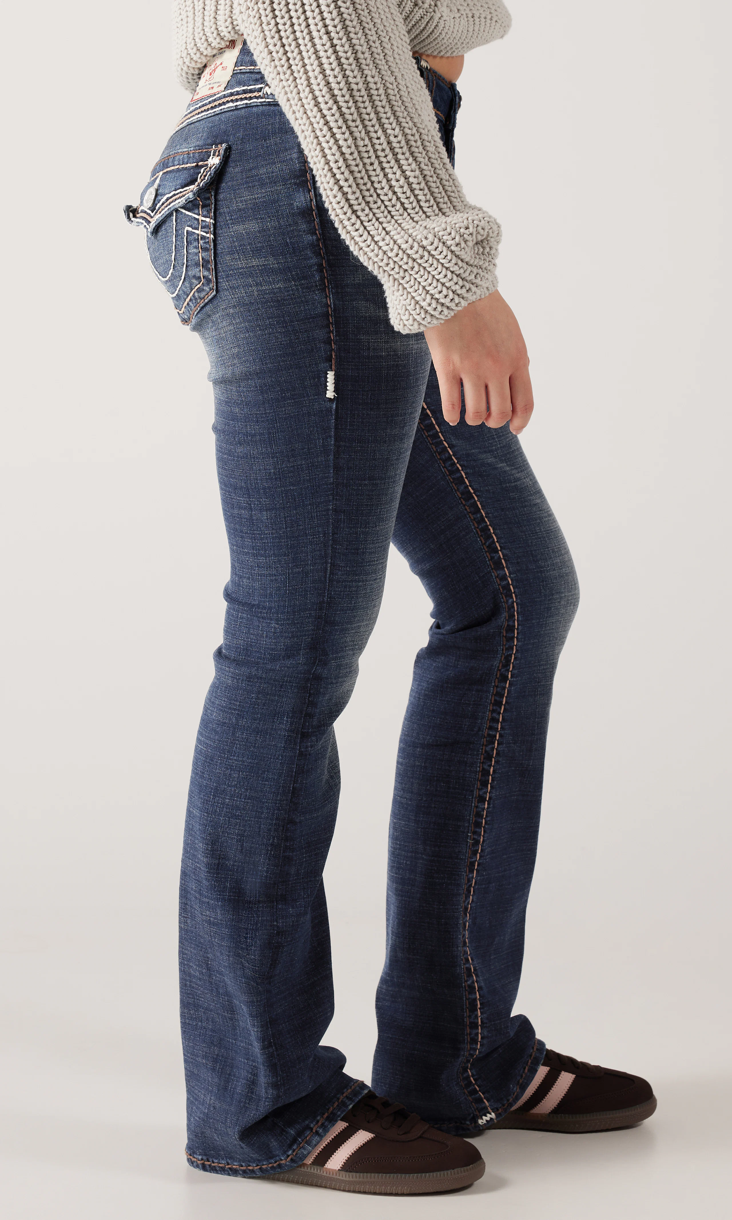 Becca Mid Rise Boot Mörkblå Jeans. Front 2. Model.