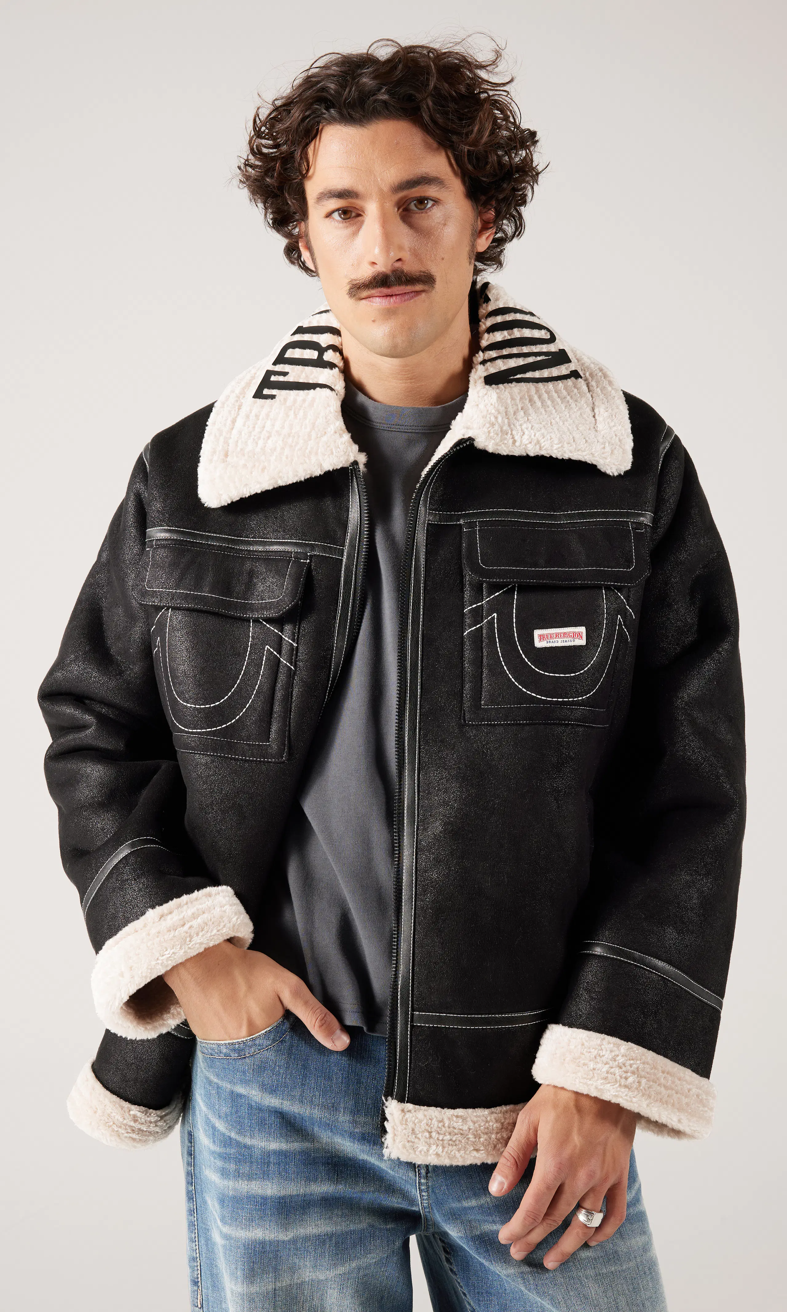 Sherpa PU Svart Jacka. Front. Model.