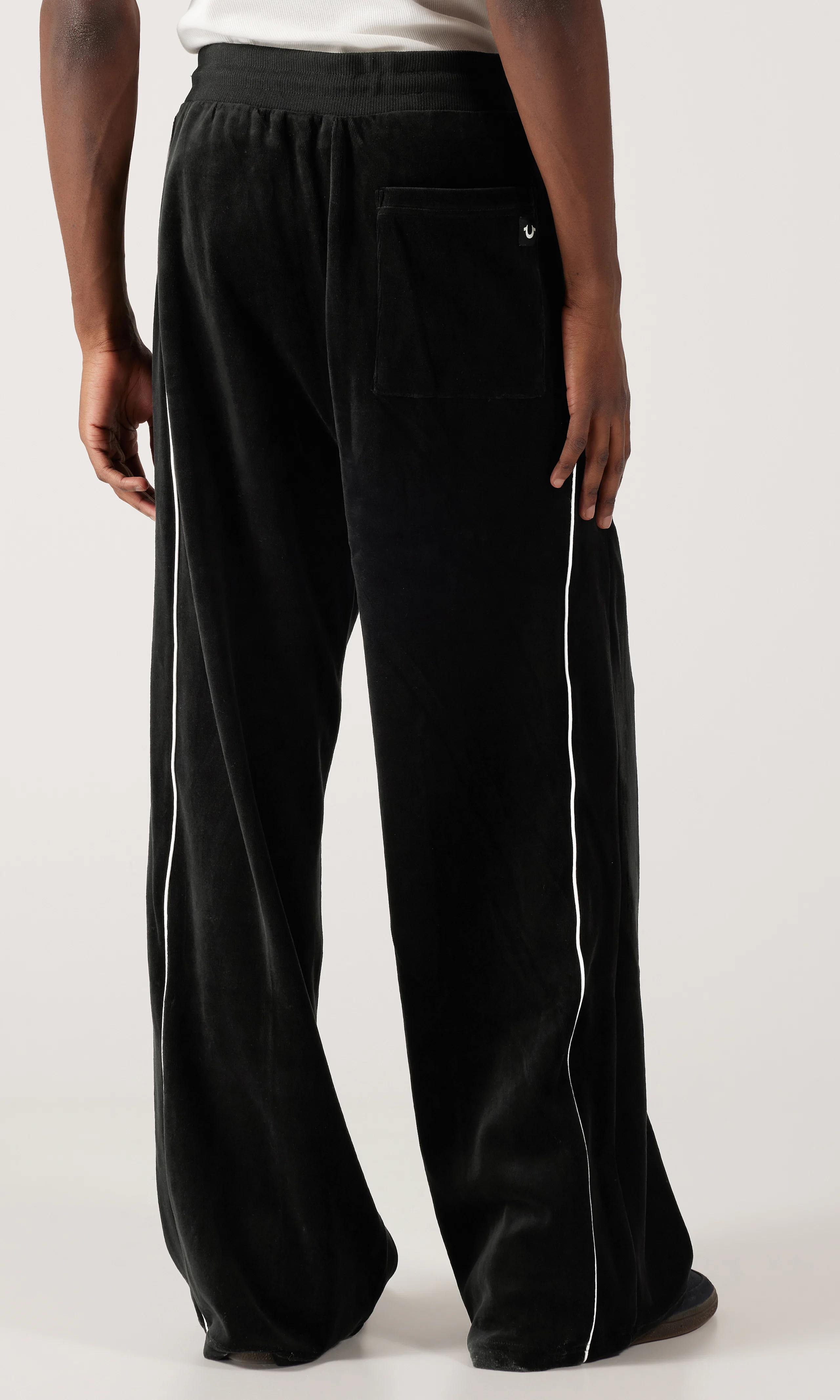 Velour Track Svart Jogger. Back. Model.
