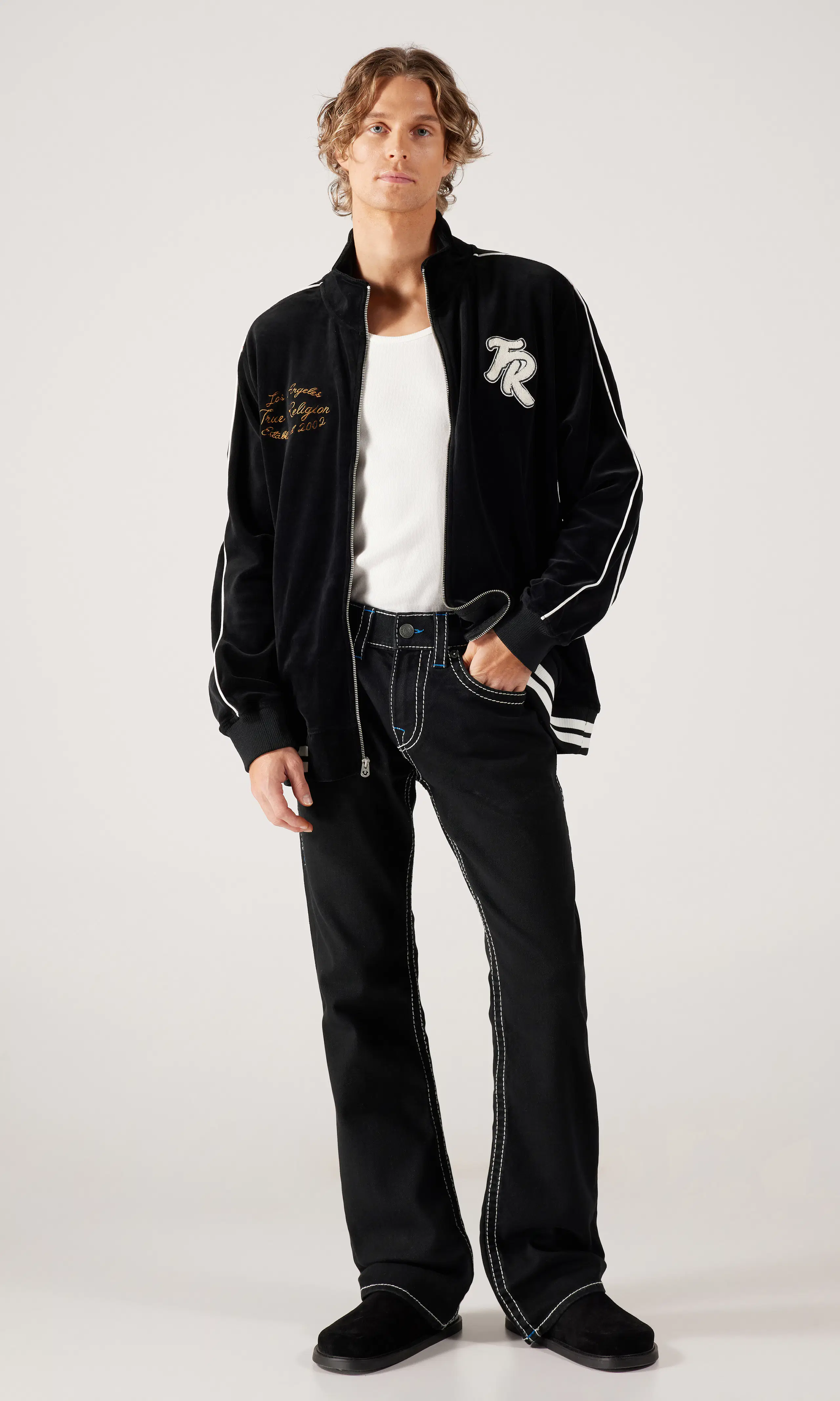 Velour Track Jacket Musta Collegetakki. Front 1. Model.