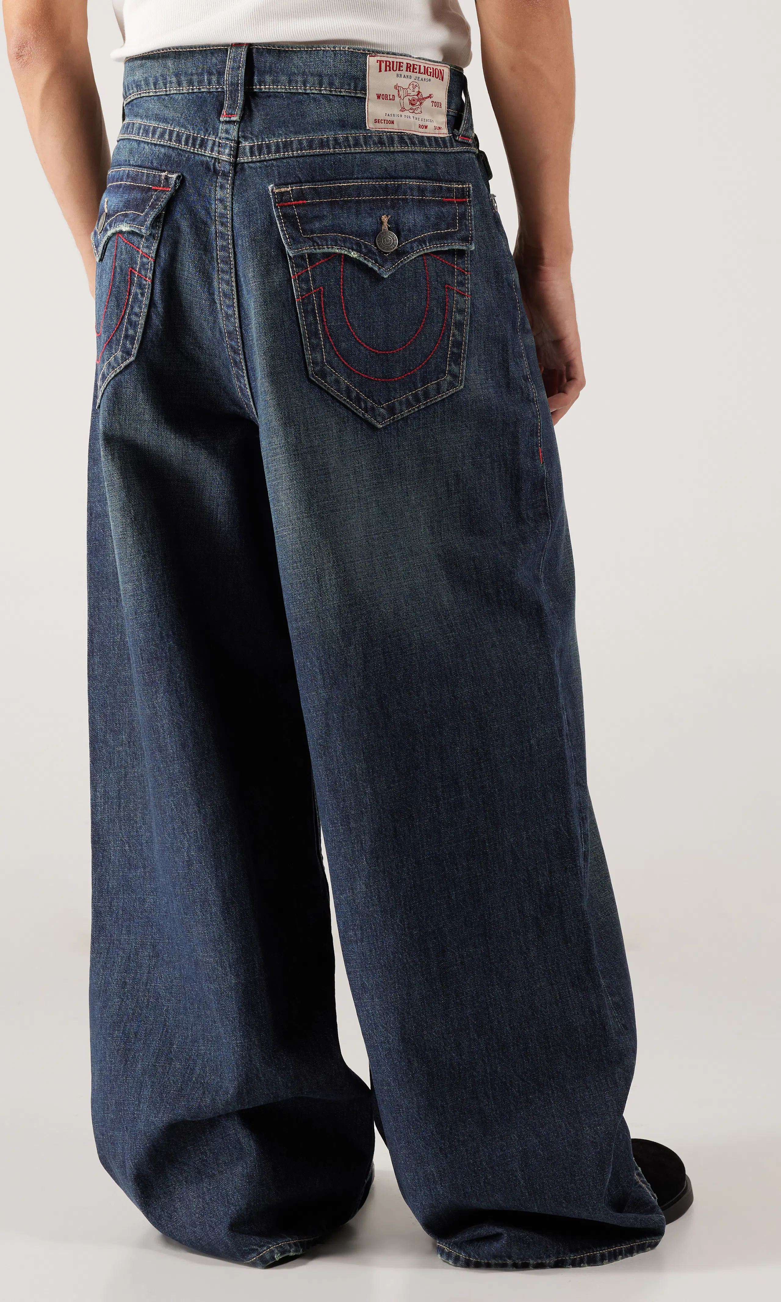 Mikey Flap Mørk Blå Jeans. Back. Model.