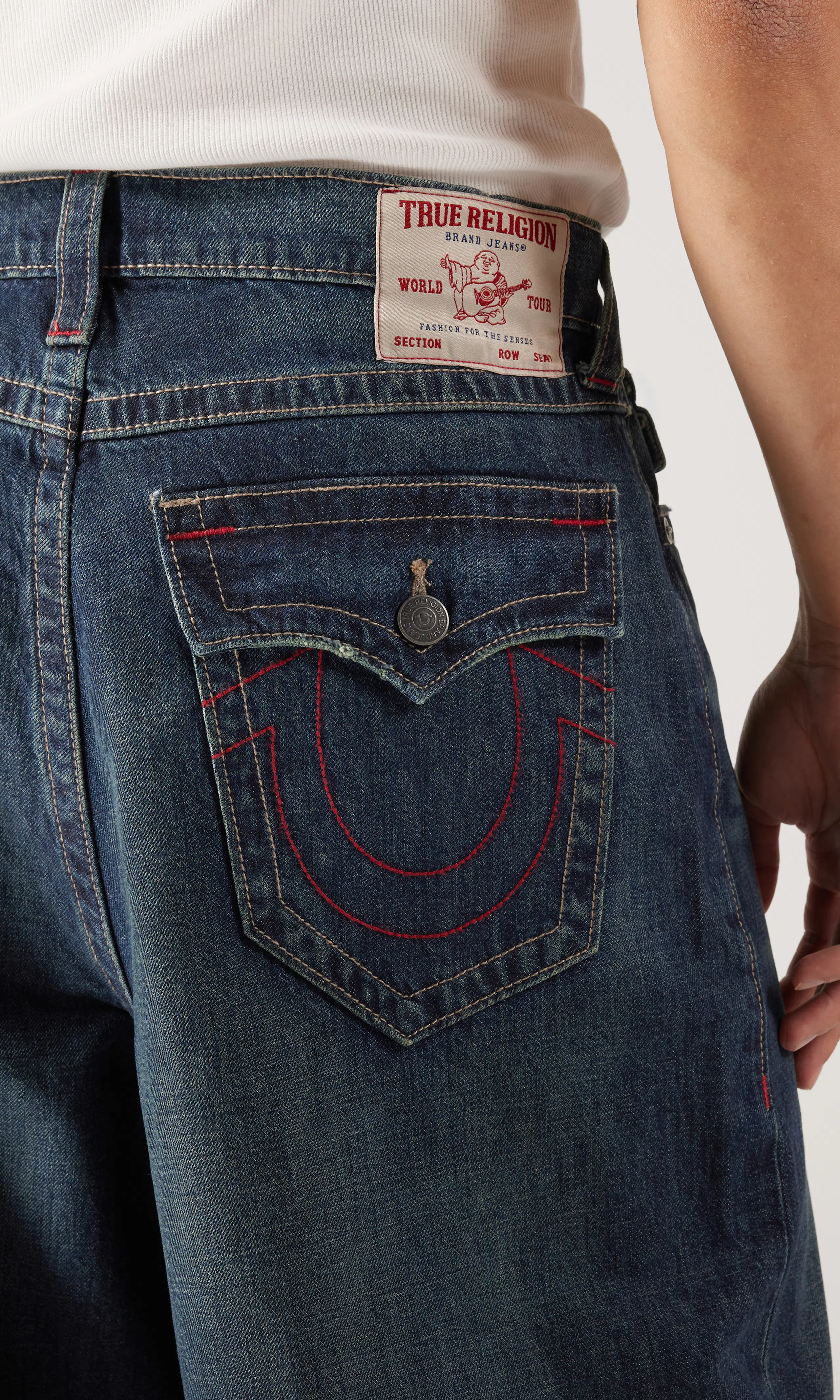 Mikey Flap Mørk Blå Jeans. Detail 1. Model.