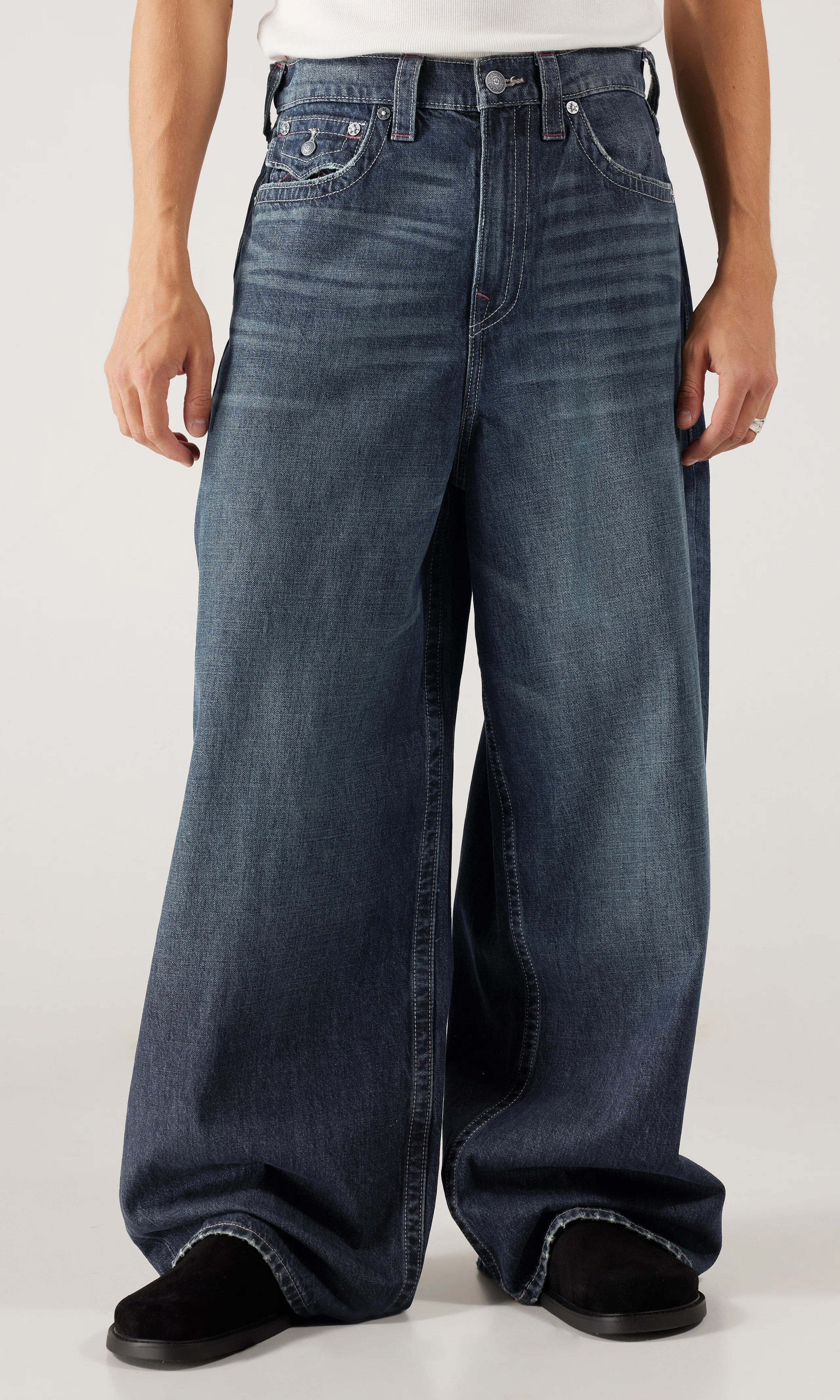 Mikey Flap Mørk Blå Jeans. Front. Model.