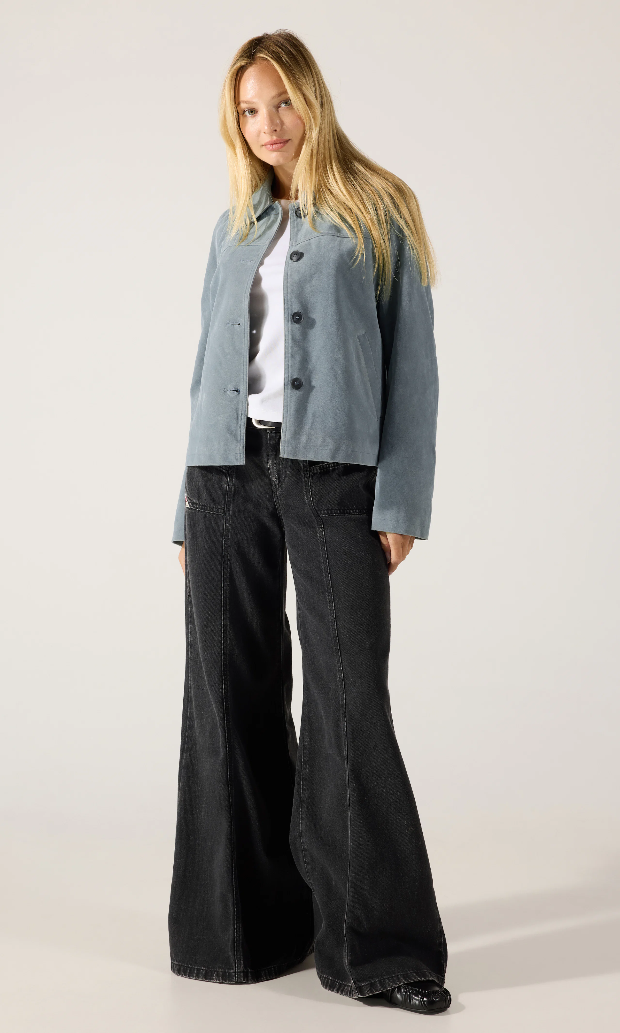 Sydney Faux Suede Keinomokkatakki. Front 1. Model.