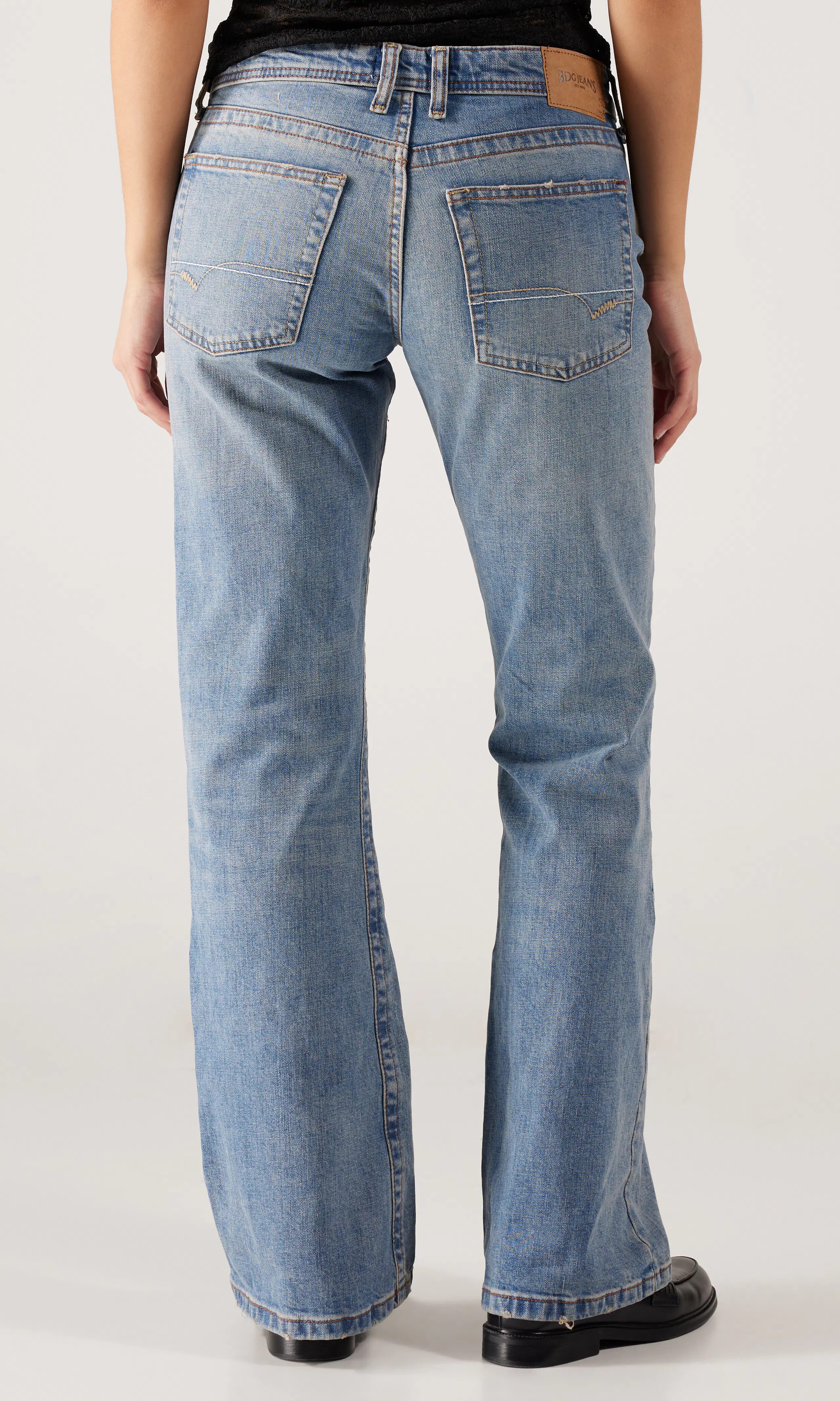 Teo Relaxed Flare Lys Blå Jeans. Back. Model.