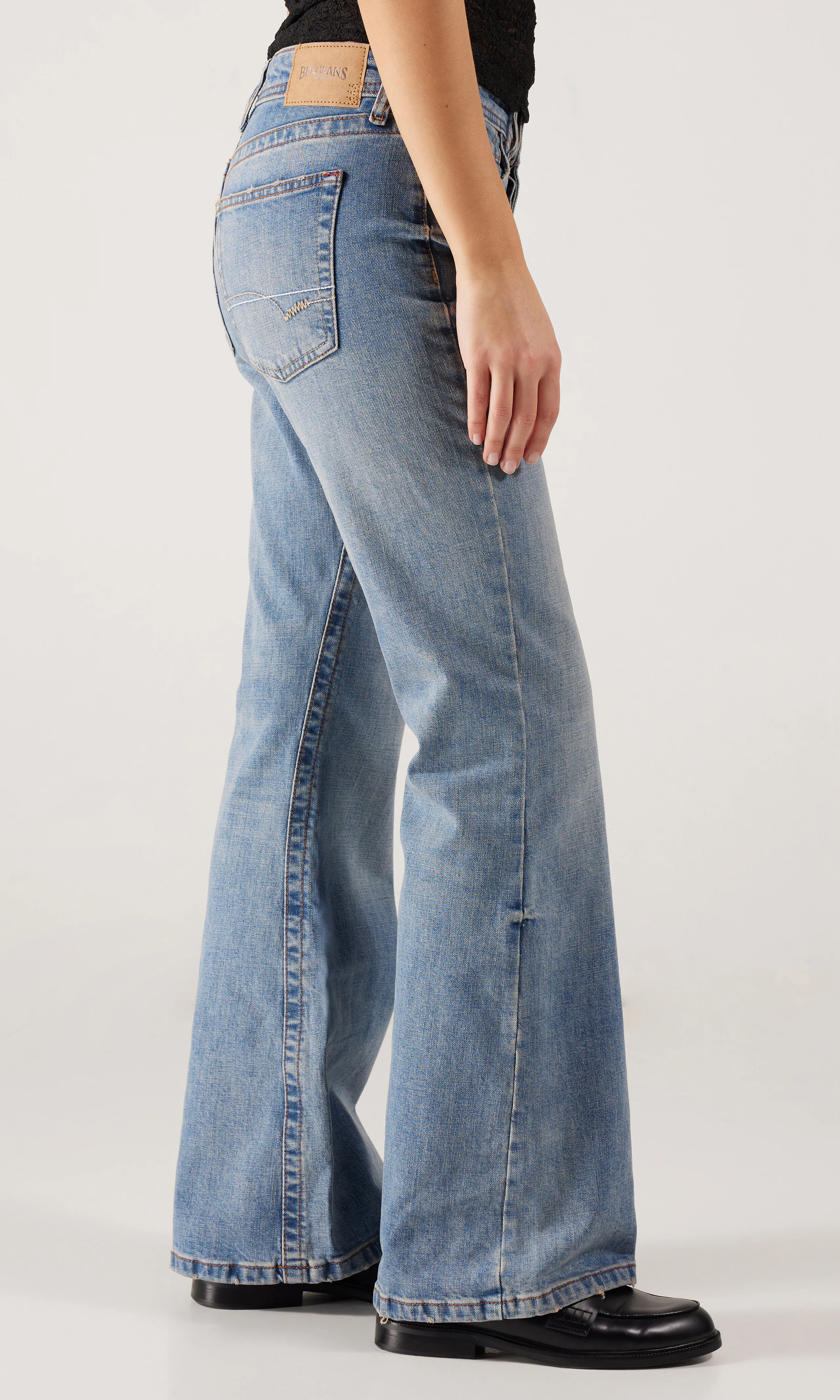 Teo Relaxed Flare Lys Blå Jeans. Front 2. Model.