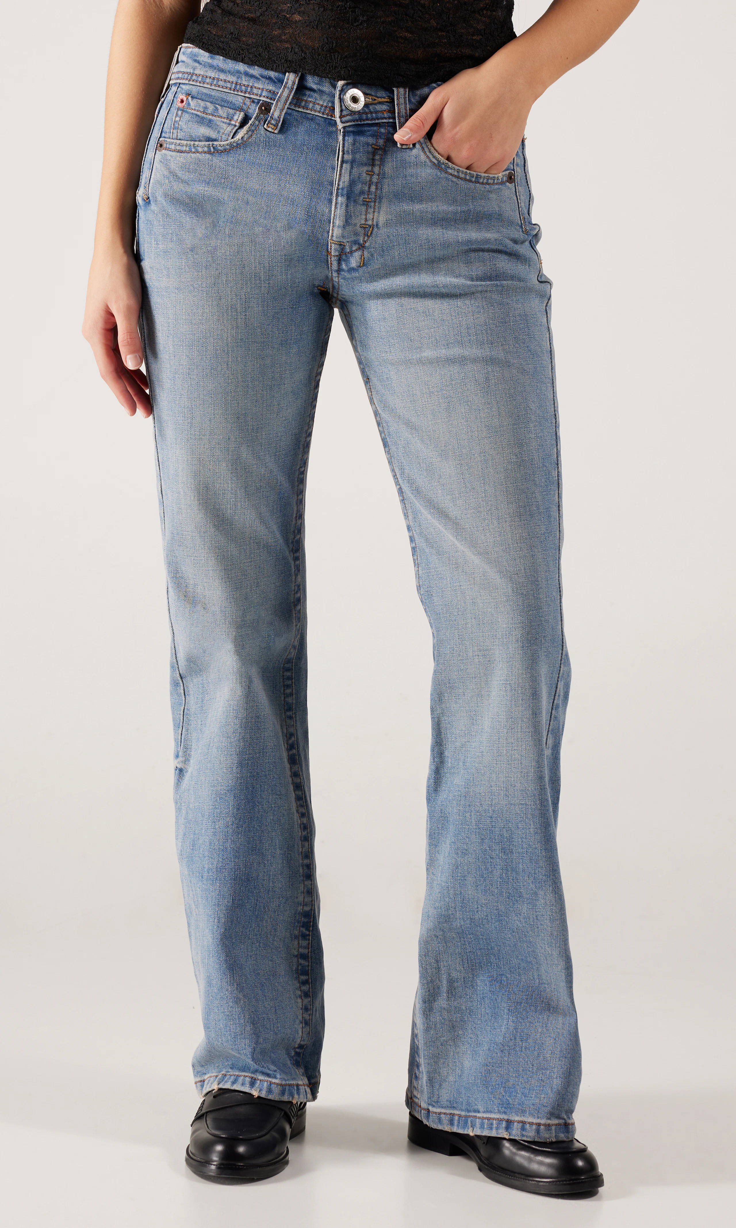 Teo Relaxed Flare Lys Blå Jeans. Front. Model.