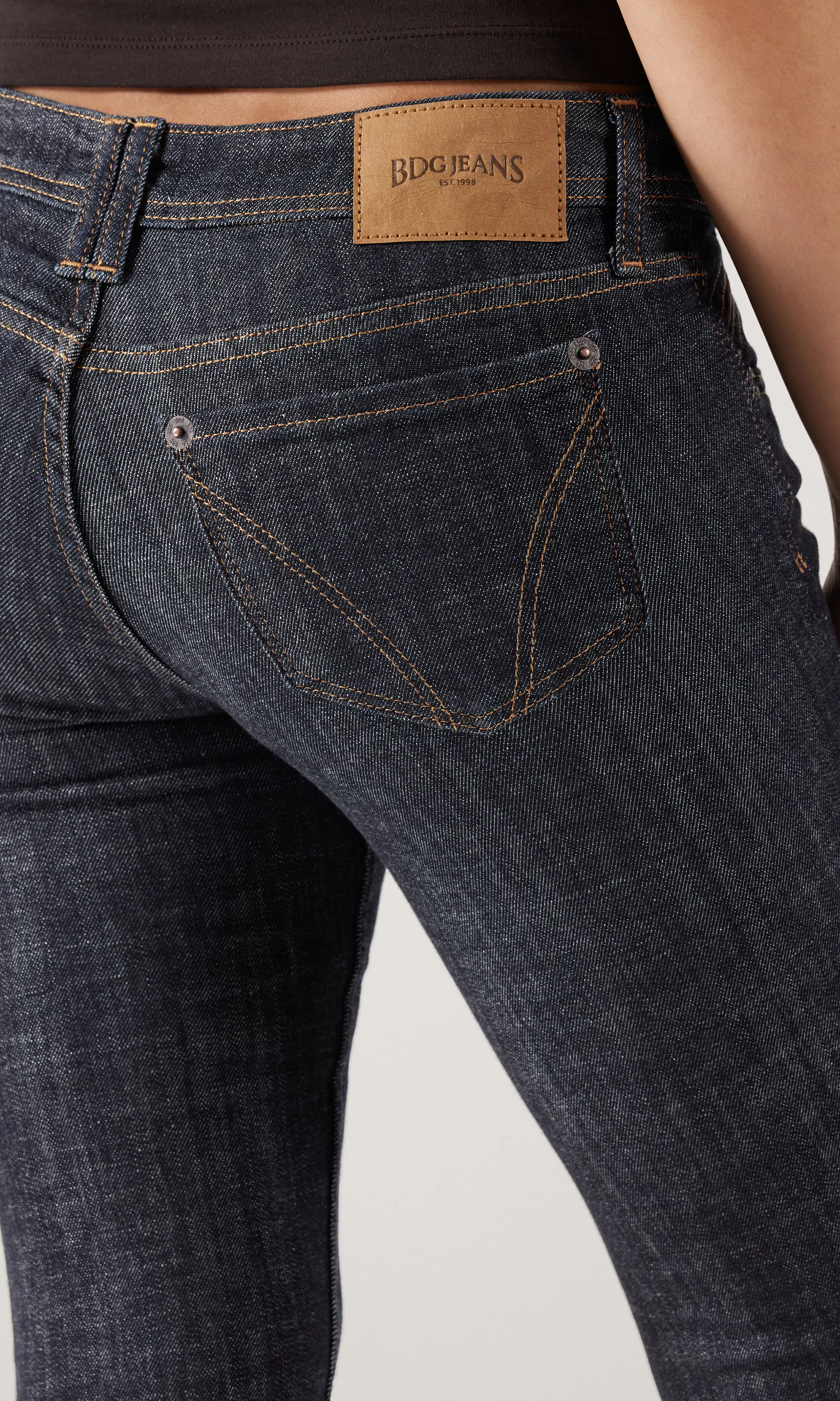 Brooke Flare Mörkblå Jeans. Detail 2. Model.