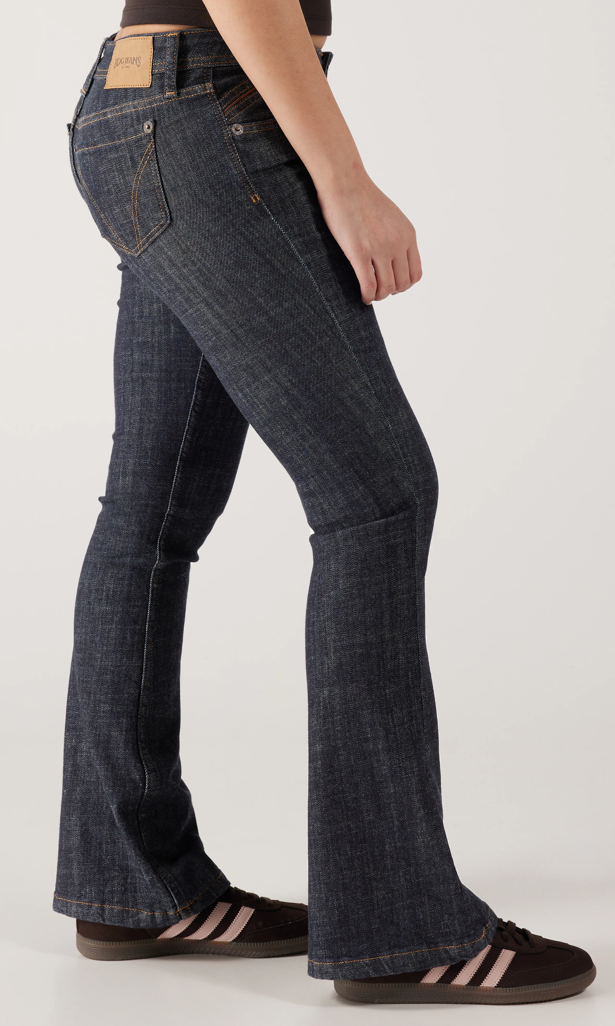 Brooke Flare Mörkblå Jeans. Front 2. Model.
