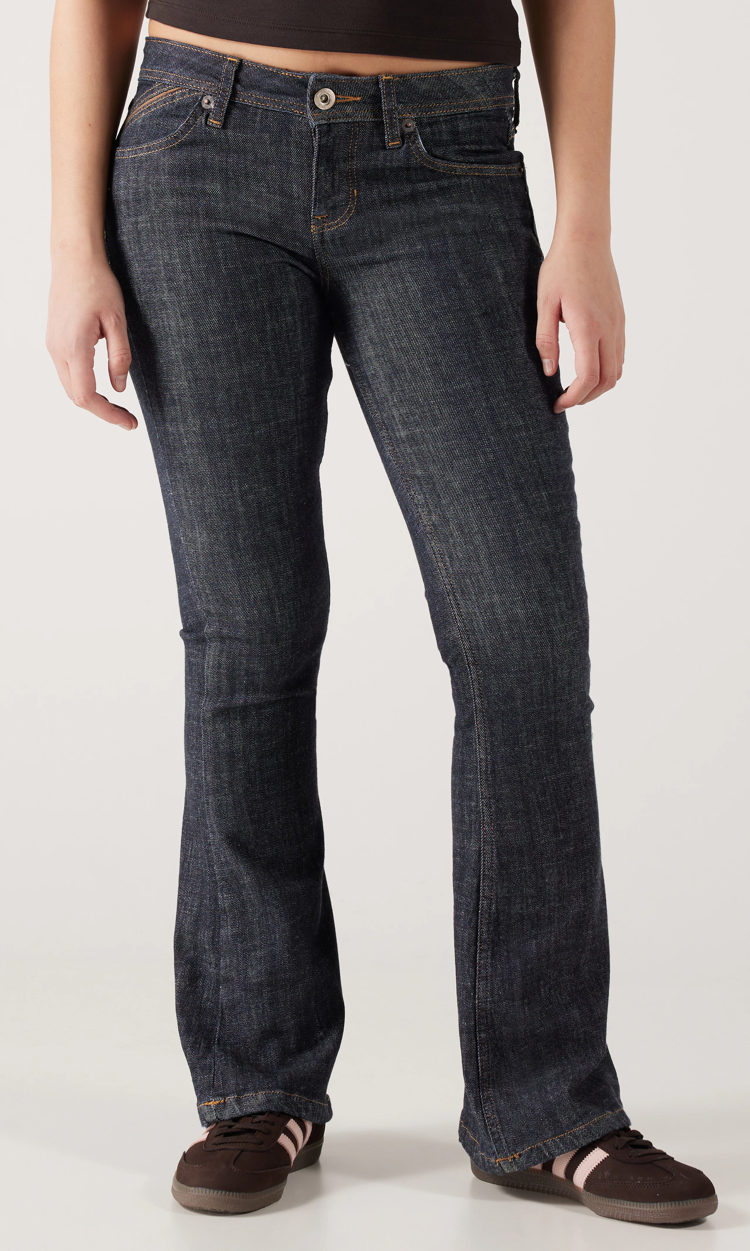 Brooke Flare Mörkblå Jeans. Front. Model.