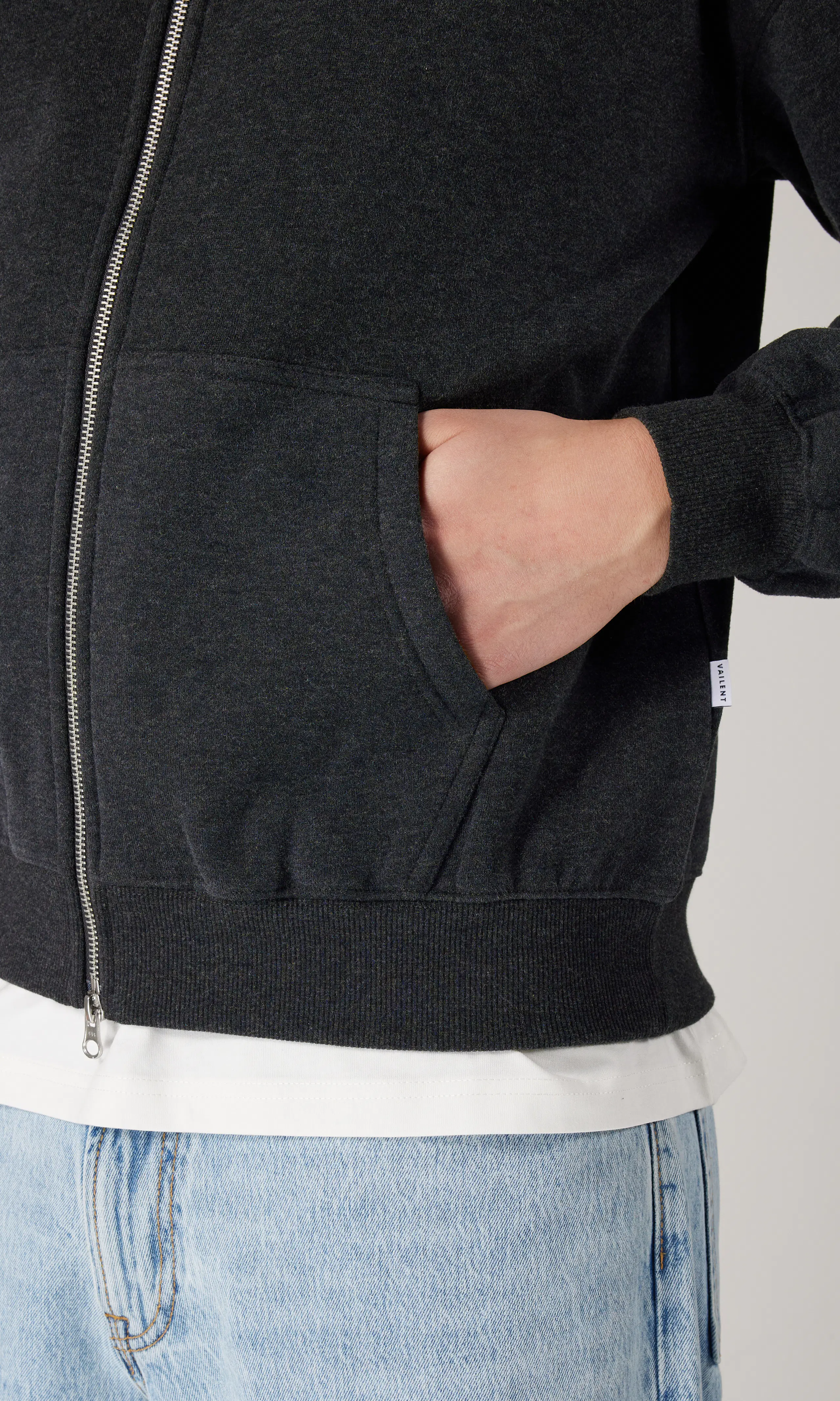 New Zip Hood Huvtröja. Detail 2. Model.