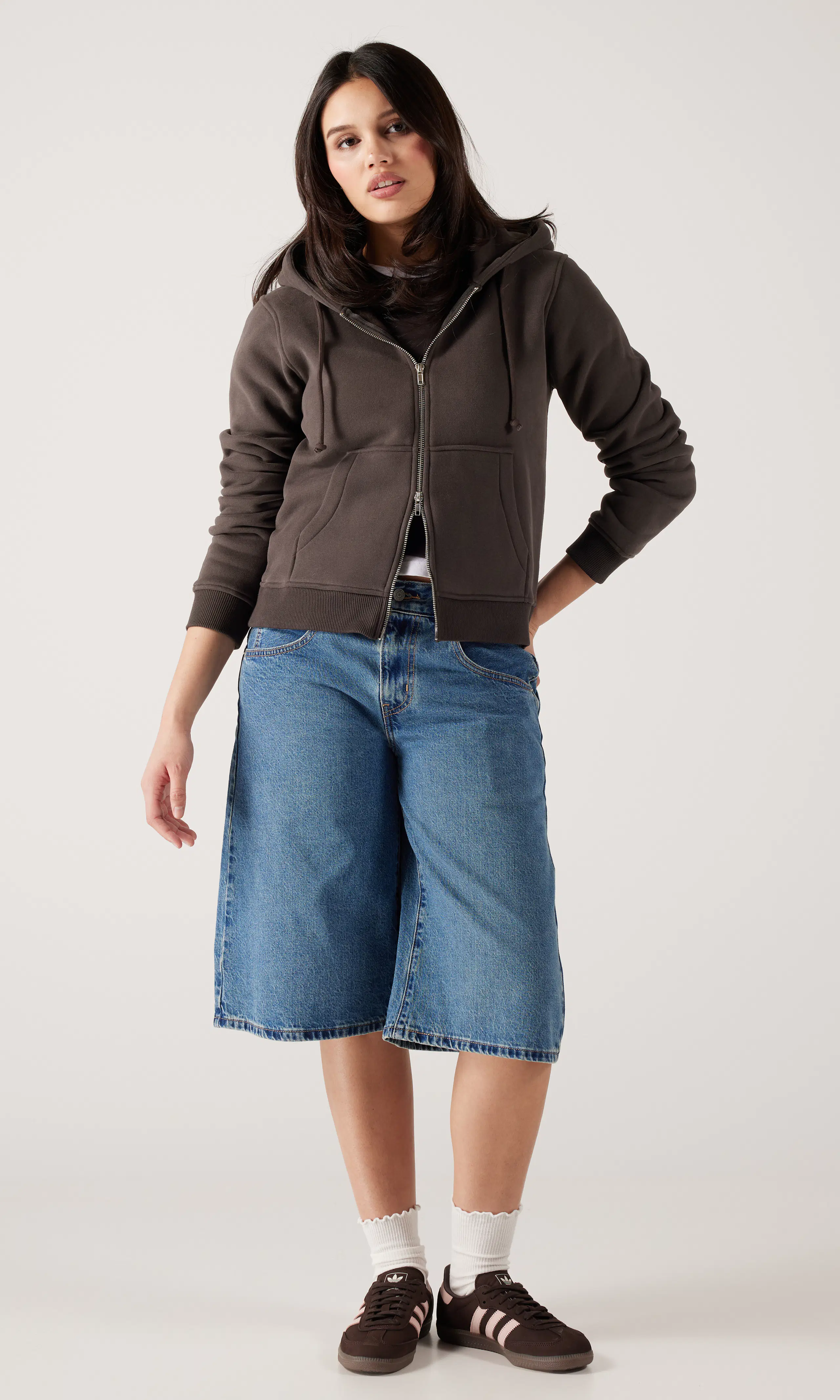 Zip Hood Vetoketjullinen Huppari. Front 1. Model.
