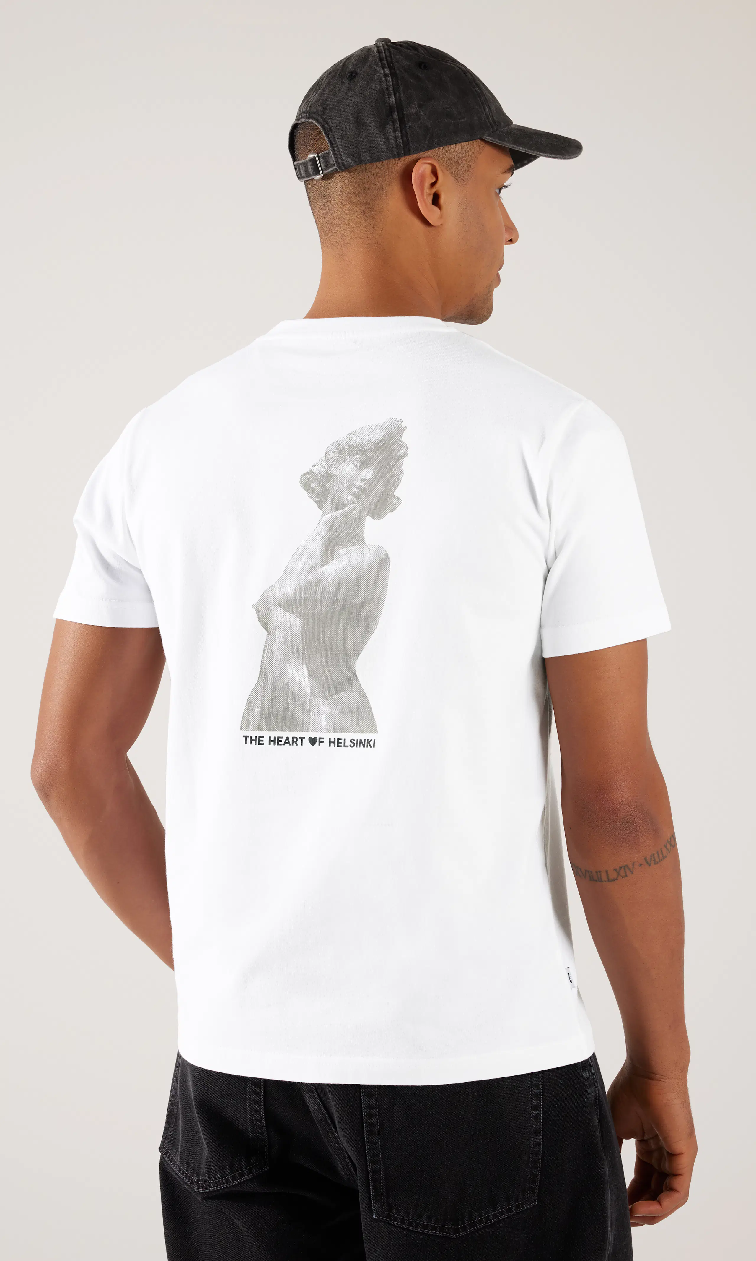 Manda Valkoinen T-Shirt. Back. Model.